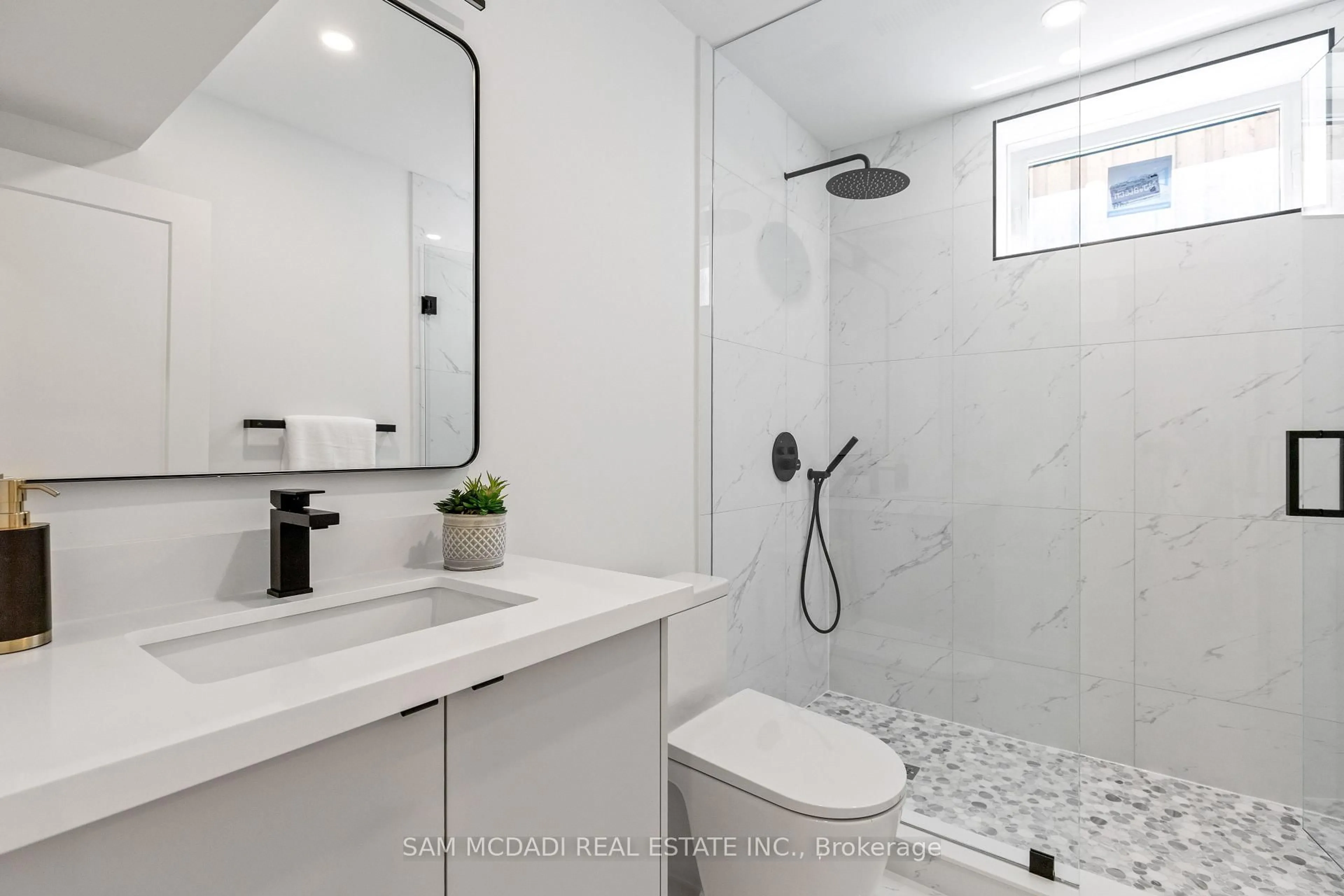 Standard bathroom, ceramic/tile floor for 1037 Caven St, Mississauga Ontario L5G 4J3