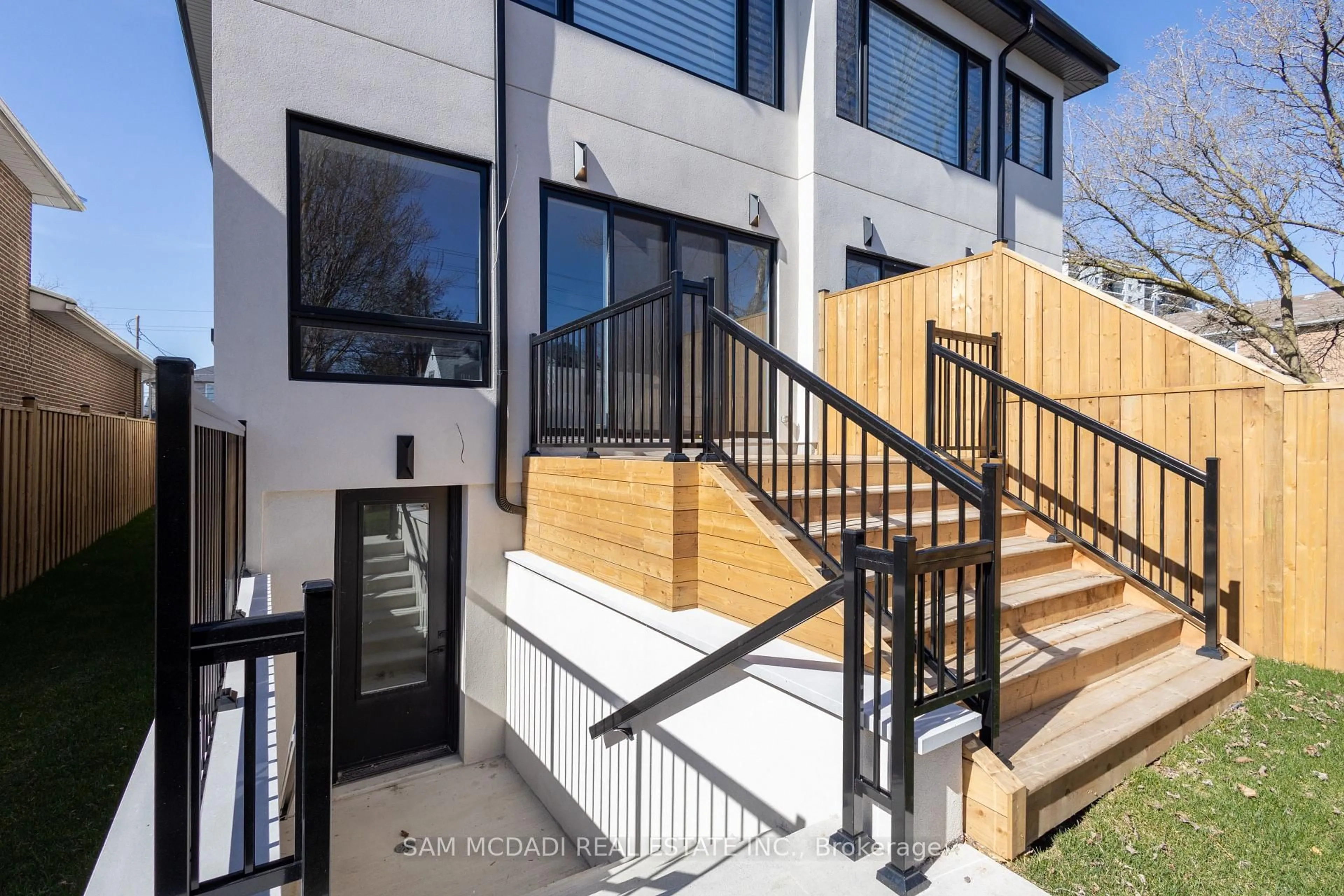 Unknown for 1037 Caven St, Mississauga Ontario L5G 4J3