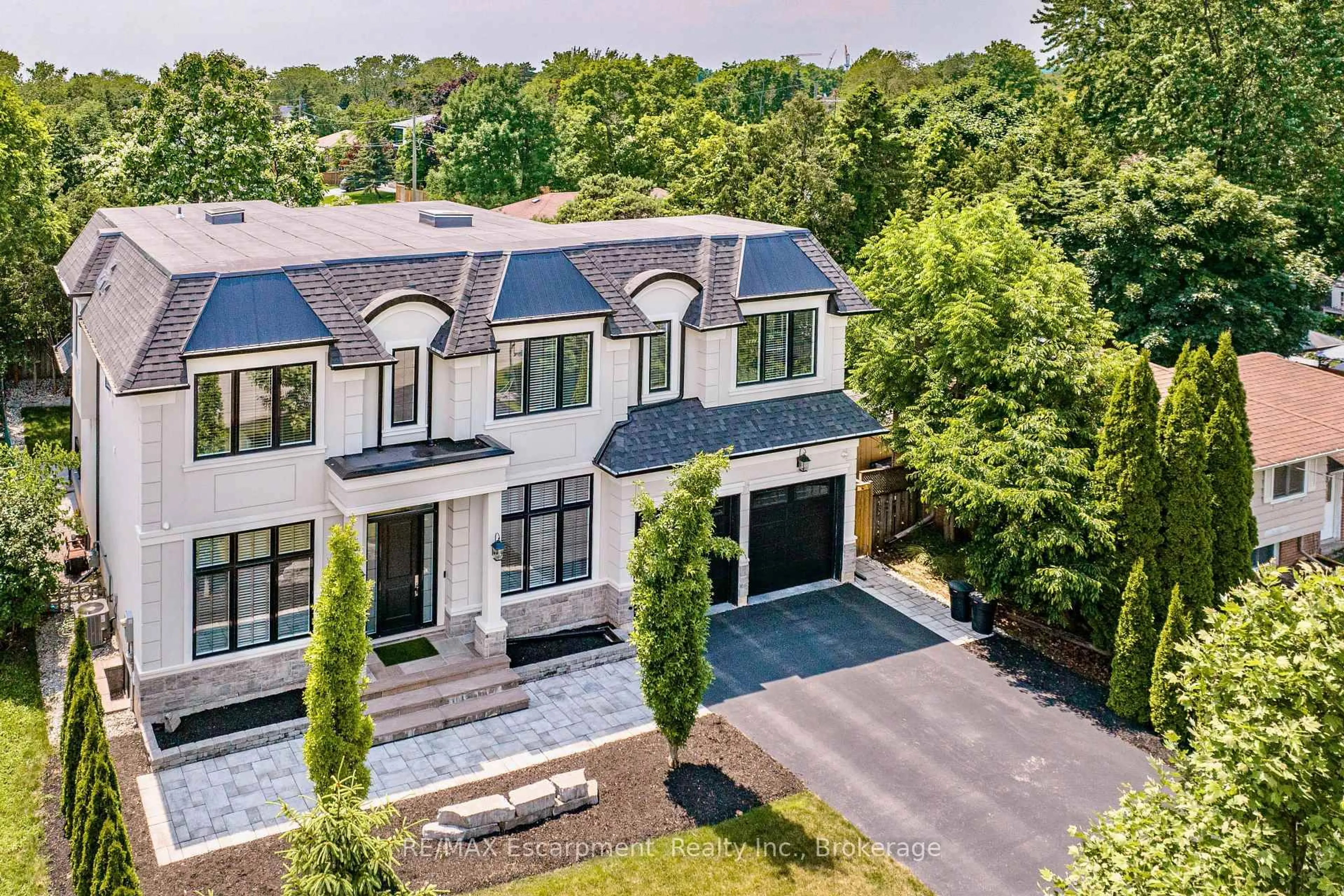 A pic from outside/outdoor area/front of a property/back of a property/a pic from drone, street for 402 Tennyson Dr, Oakville Ontario L6L 3Z1