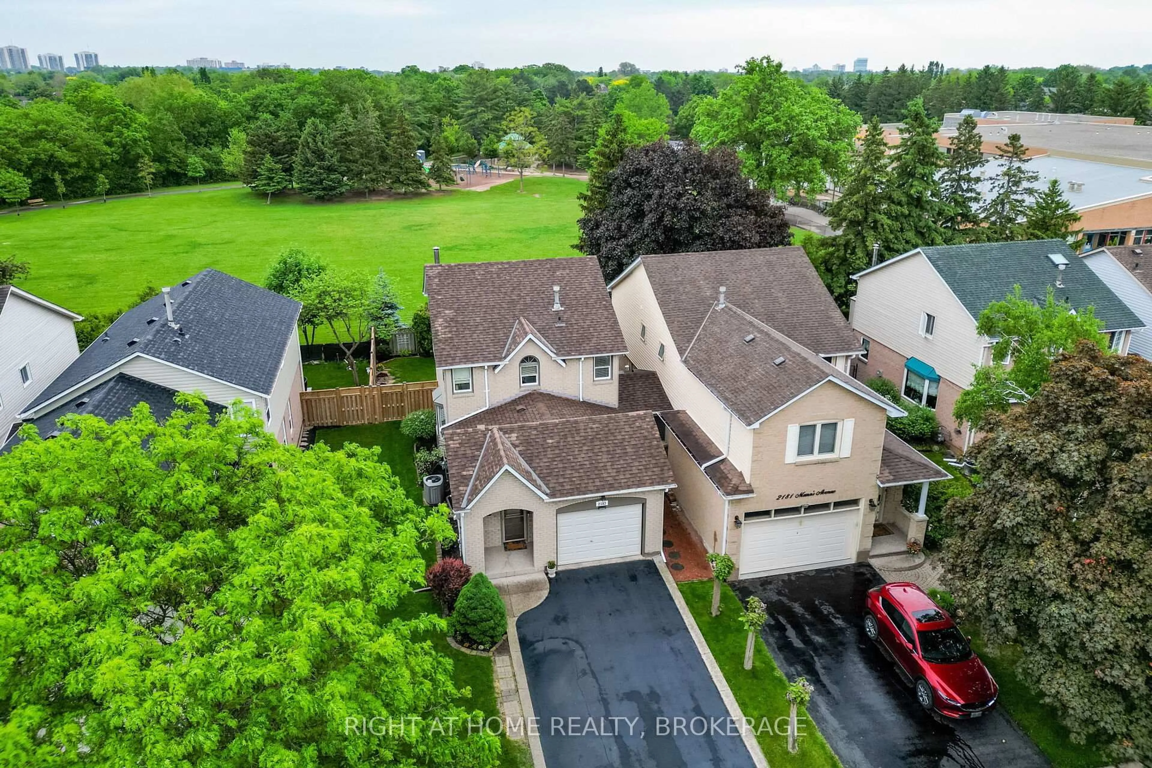 A pic from outside/outdoor area/front of a property/back of a property/a pic from drone, street for 2183 Munn's Ave, Oakville Ontario L6H 3S9