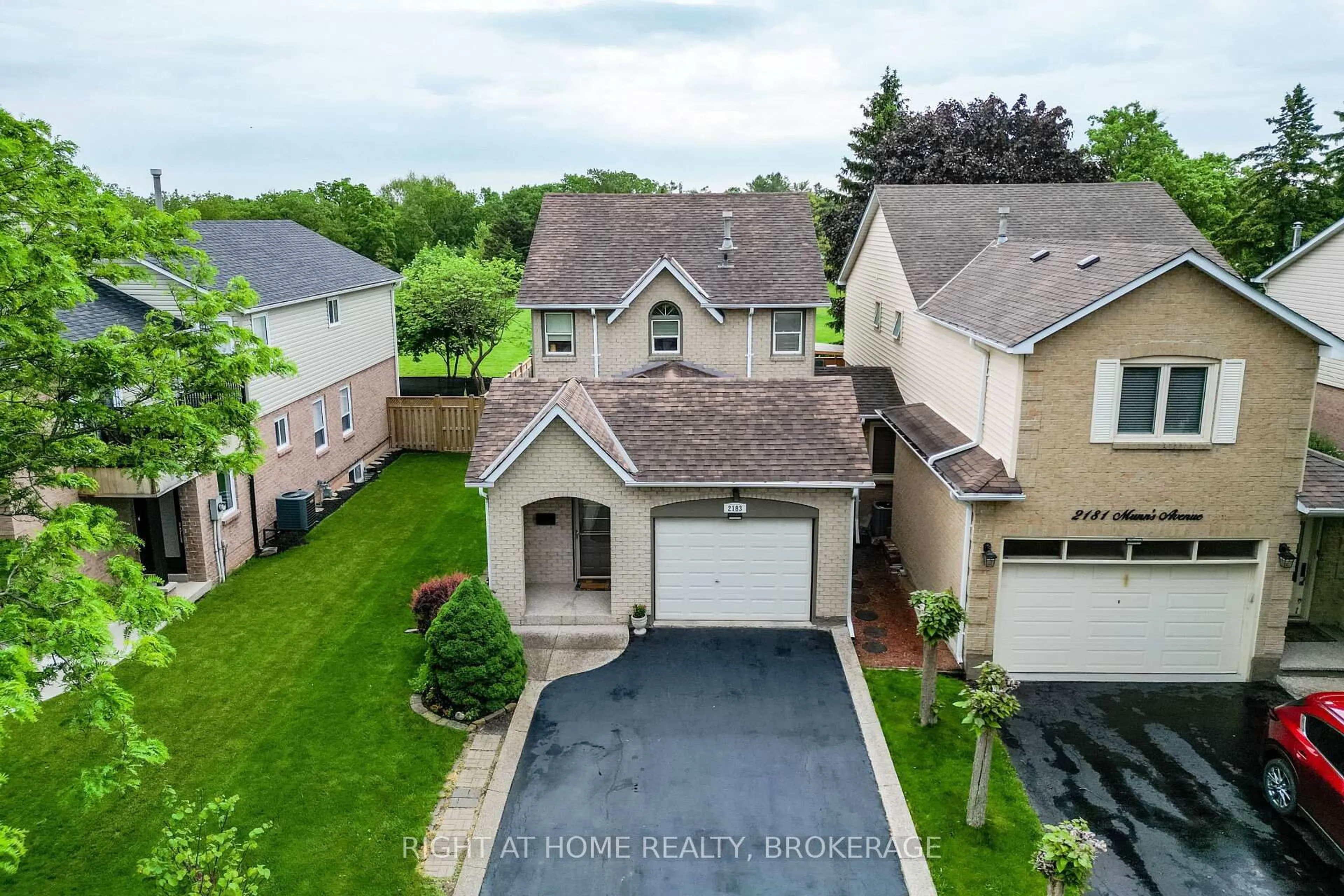 A pic from outside/outdoor area/front of a property/back of a property/a pic from drone, street for 2183 Munn's Ave, Oakville Ontario L6H 3S9