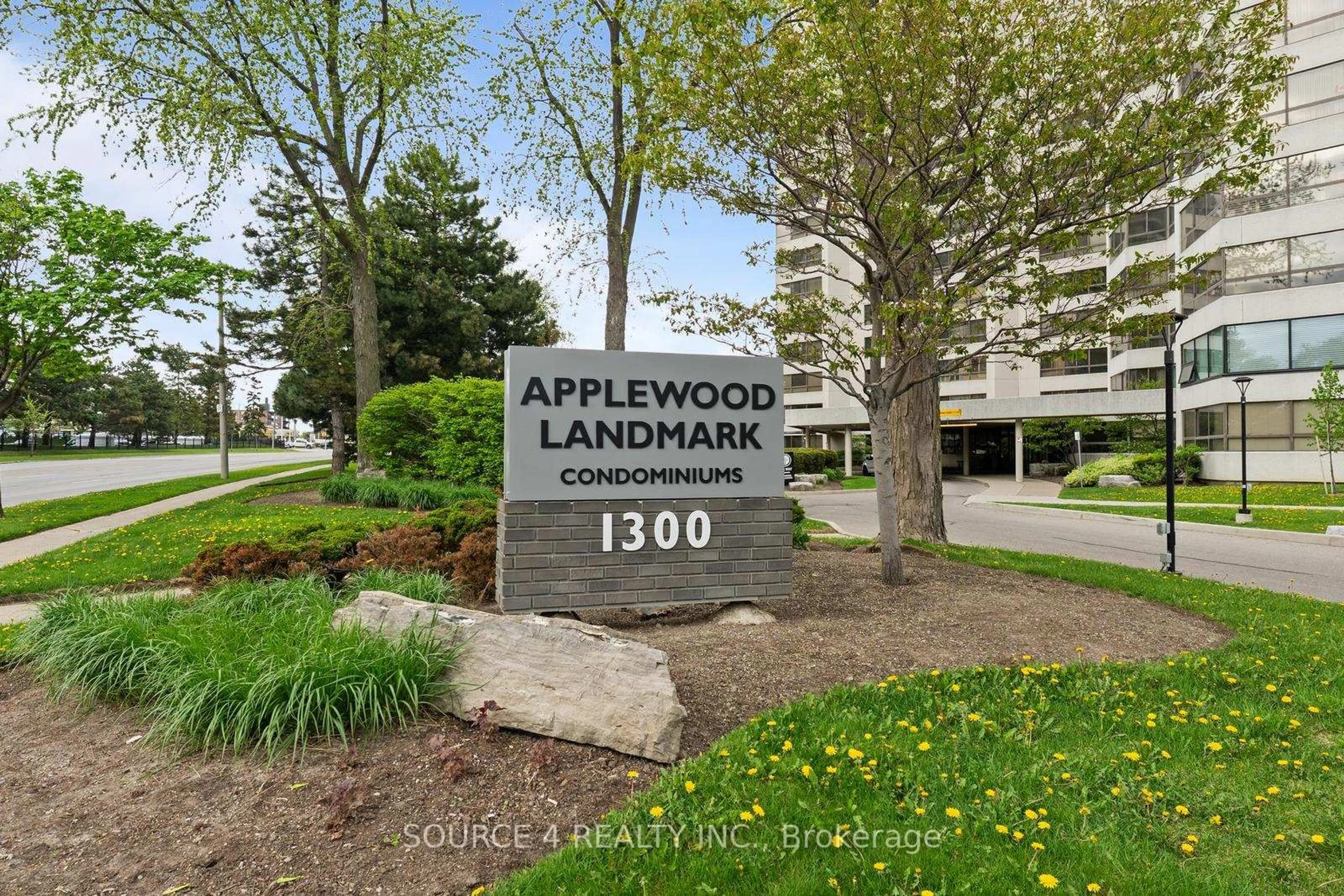 Indoor foyer for 1300 Bloor St #PH 7, Mississauga Ontario L4Y 3Z2