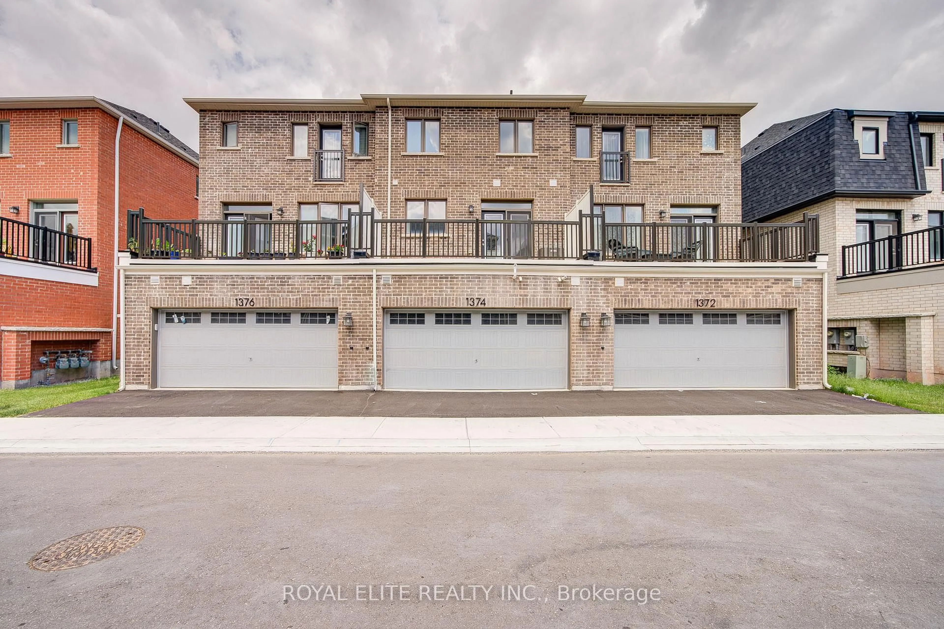 A pic from outside/outdoor area/front of a property/back of a property/a pic from drone, street for 1374 William Halton Pkwy, Oakville Ontario L6M 5P2