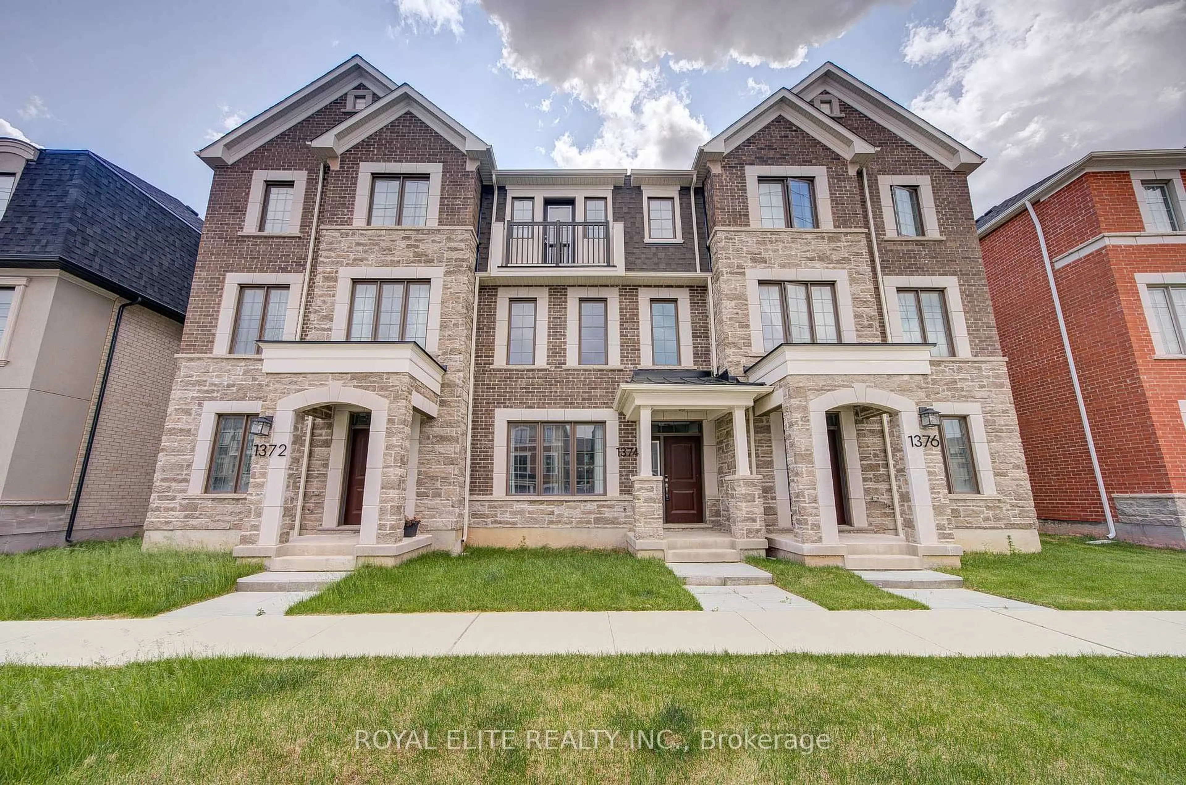 Home with brick exterior material, unknown for 1374 William Halton Pkwy, Oakville Ontario L6M 5P2
