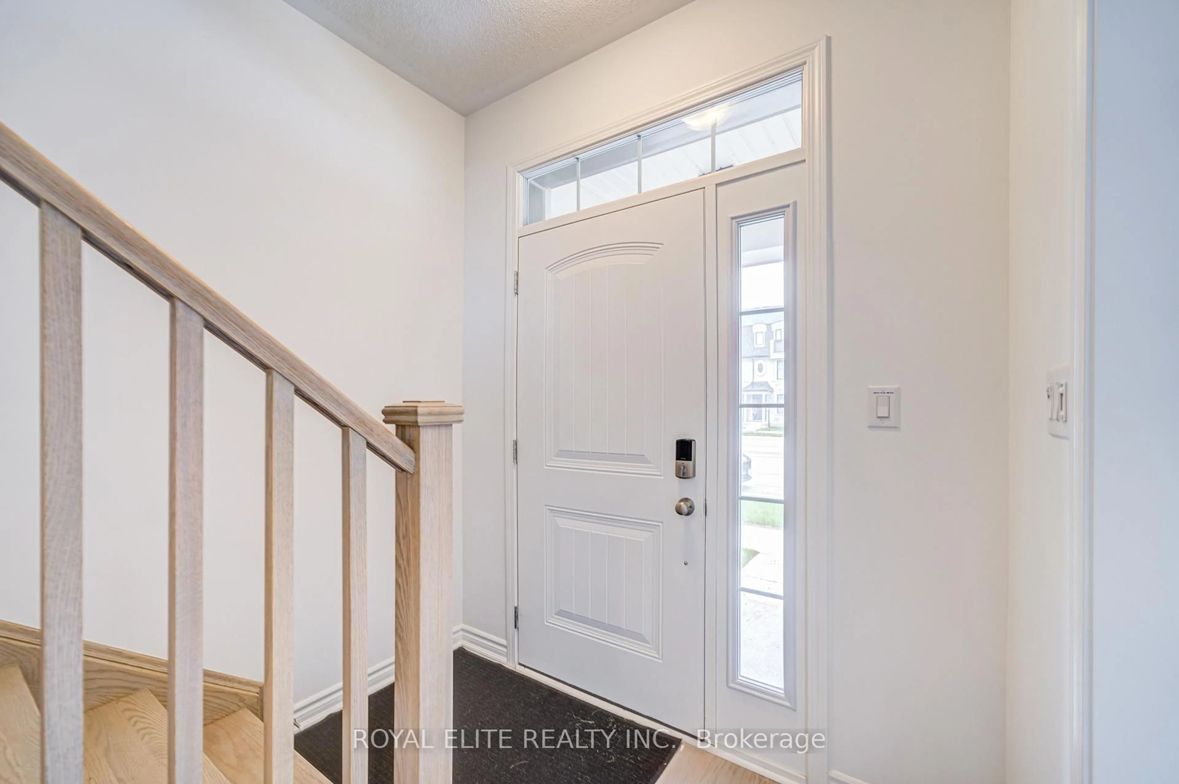 Indoor entryway for 1374 William Halton Pkwy, Oakville Ontario L6M 5P2