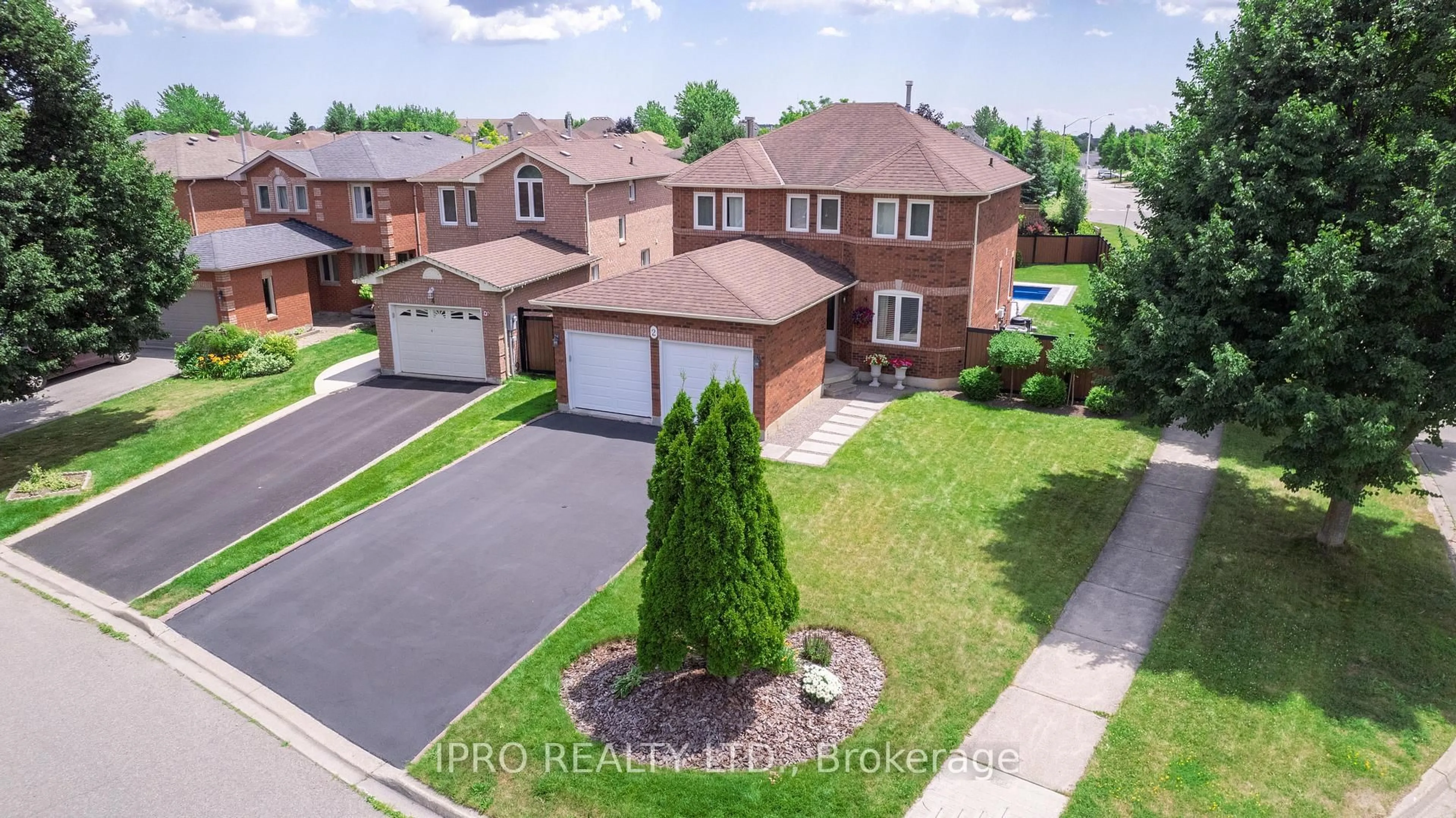 A pic from outside/outdoor area/front of a property/back of a property/a pic from drone, street for 2 Smith Dr, Halton Hills Ontario L7G 5K6