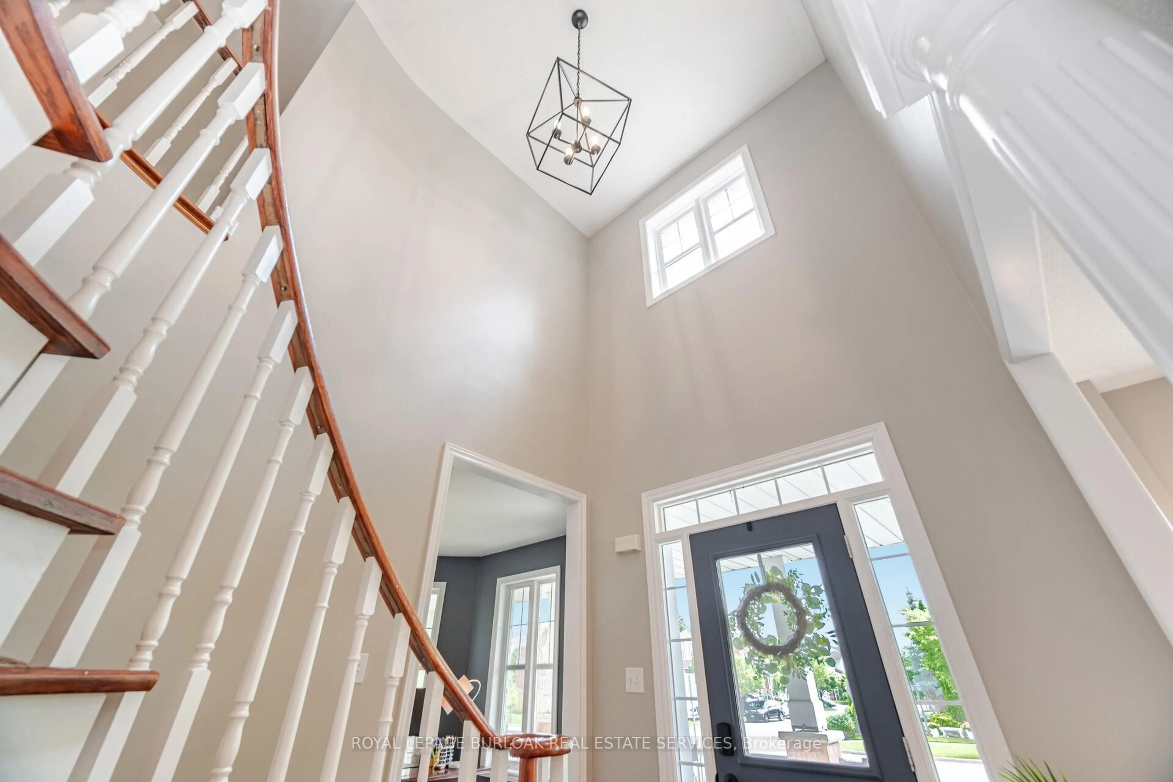 Indoor entryway for 1253 Roper Dr, Milton Ontario L9T 6E6