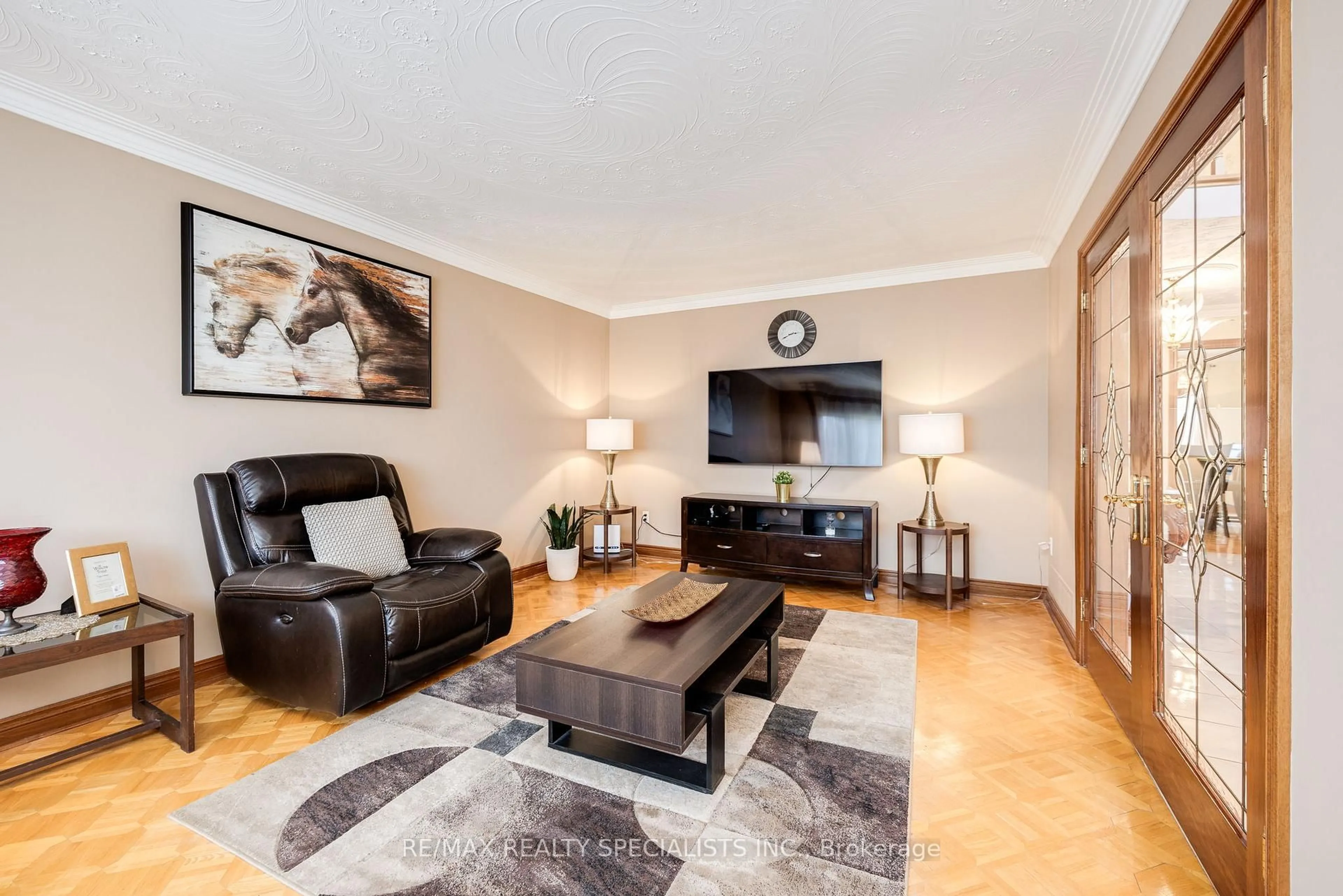 Living room with furniture, unknown for 1445 Brentano Blvd, Mississauga Ontario L4X 1A2