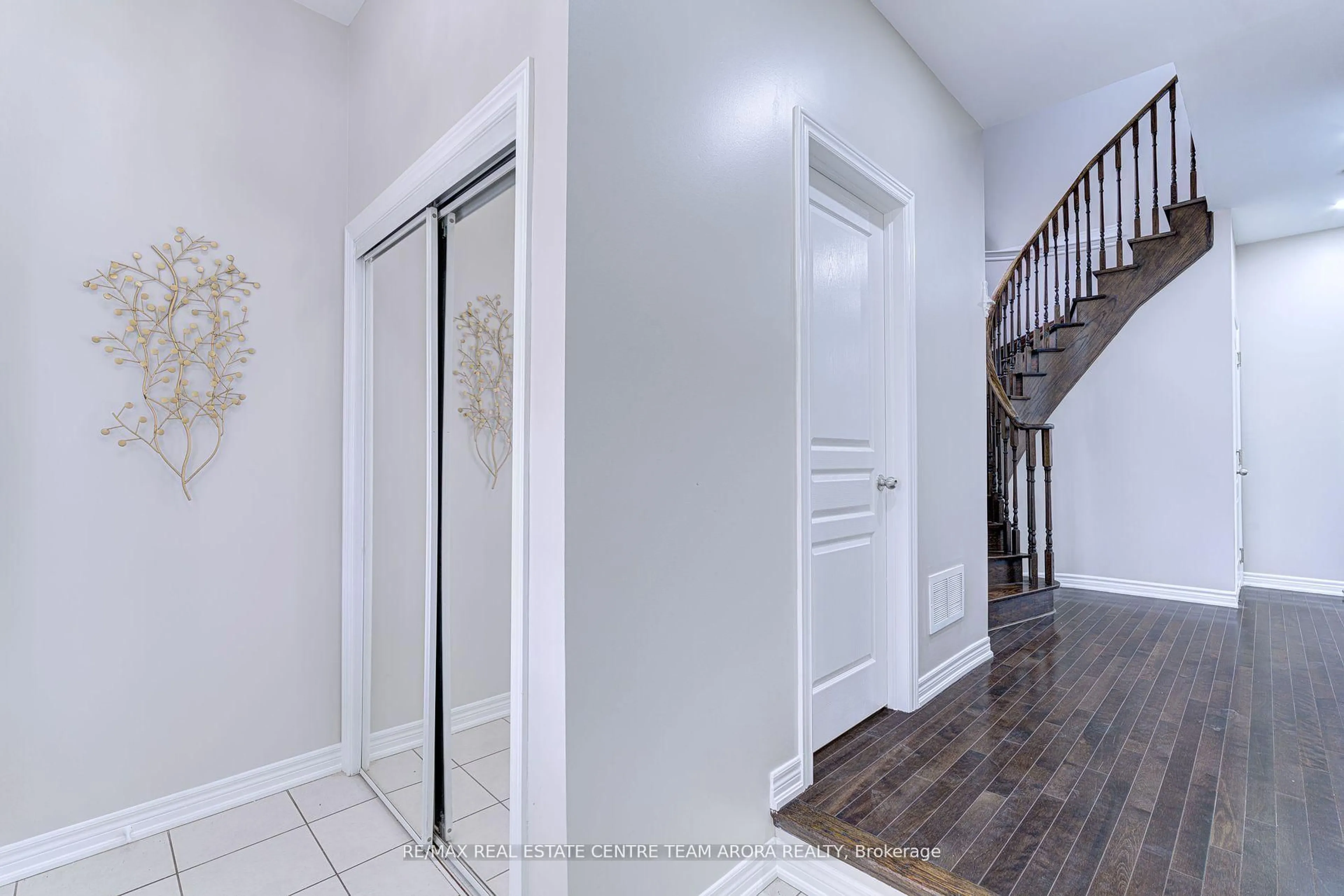 Indoor entryway for 9 Borrelli Dr, Brampton Ontario L6Y 5W9