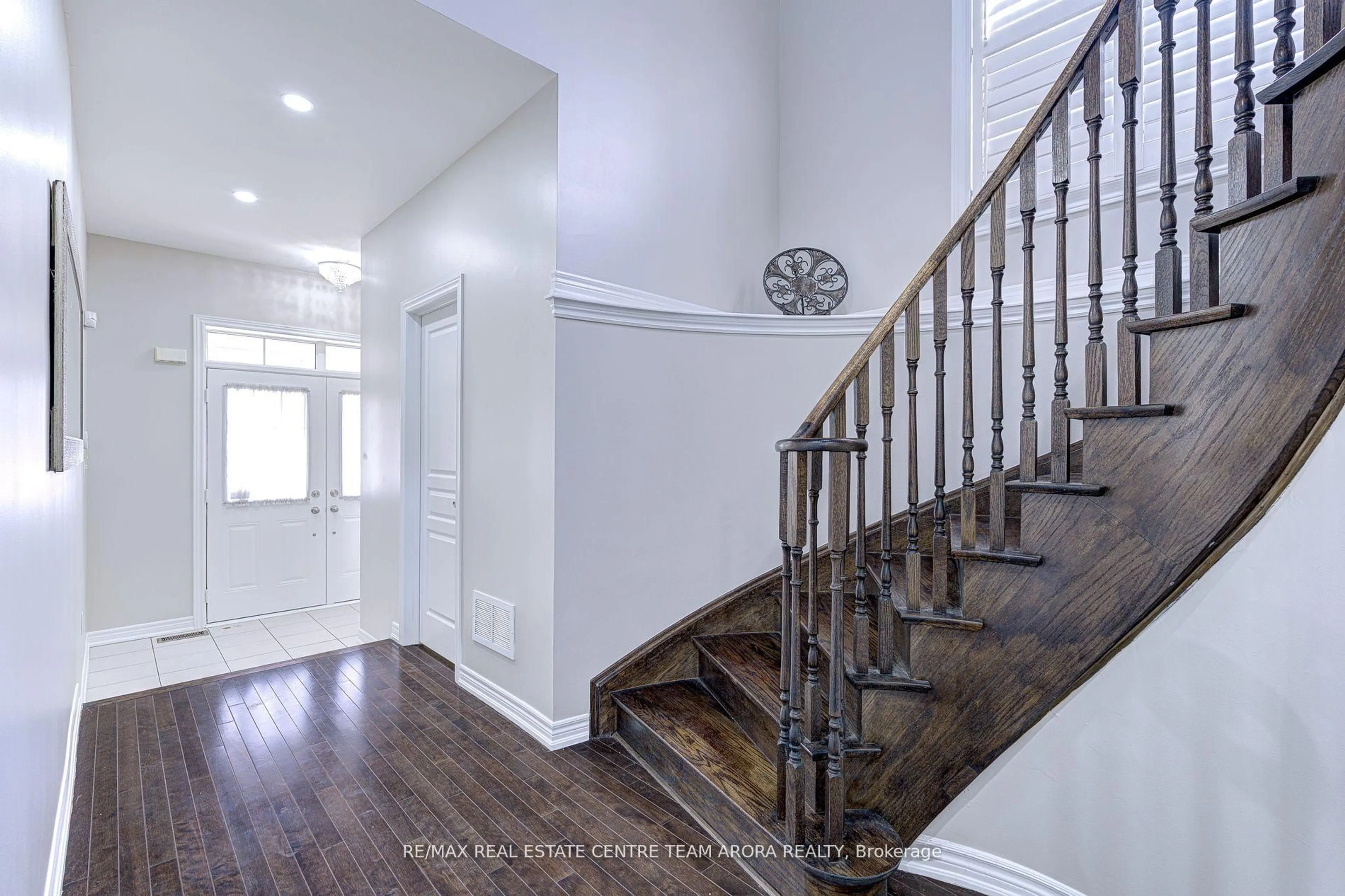 Indoor entryway for 9 Borrelli Dr, Brampton Ontario L6Y 5W9
