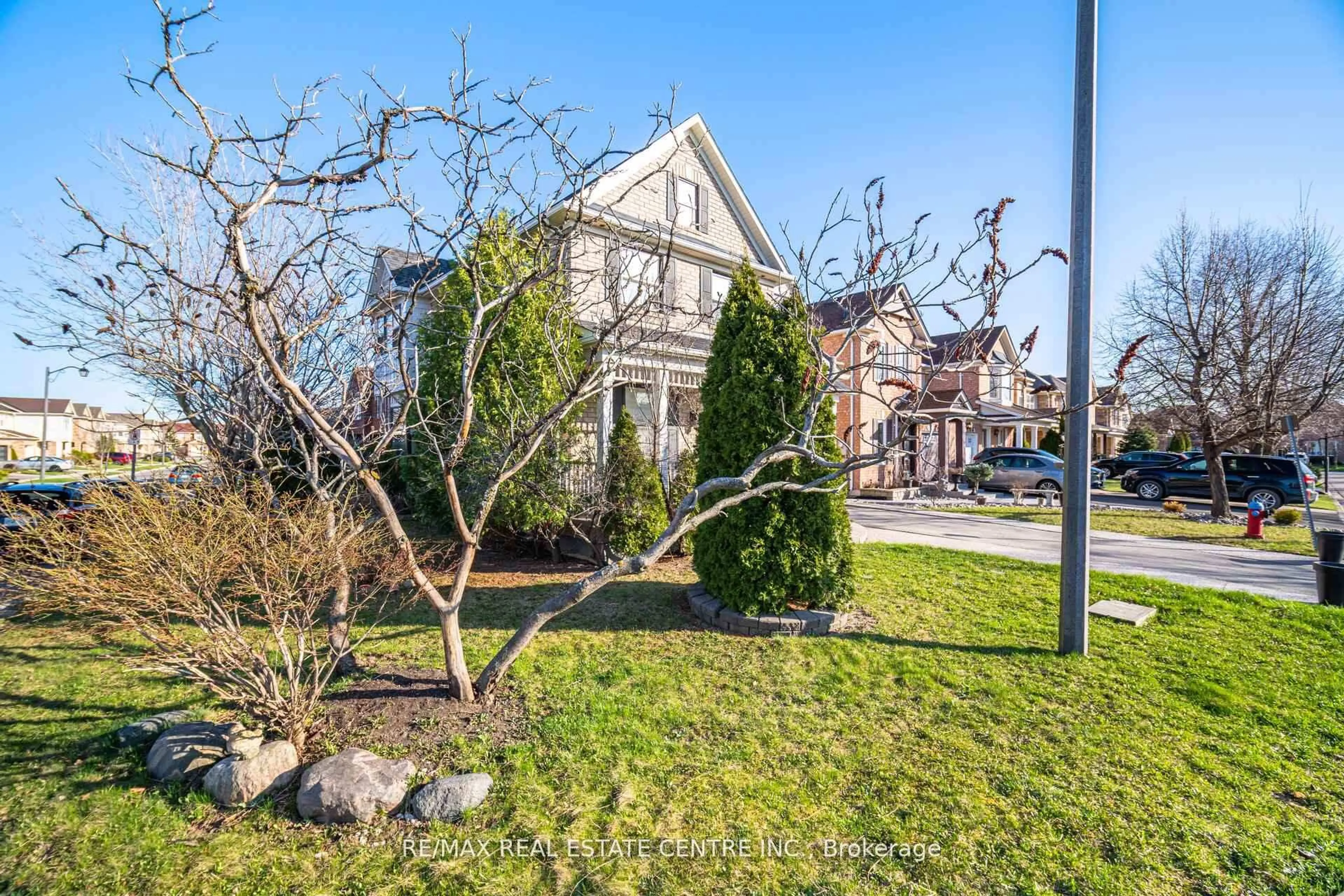 A pic from outside/outdoor area/front of a property/back of a property/a pic from drone, street for 643 Hamilton Cres, Milton Ontario L9T 6G9