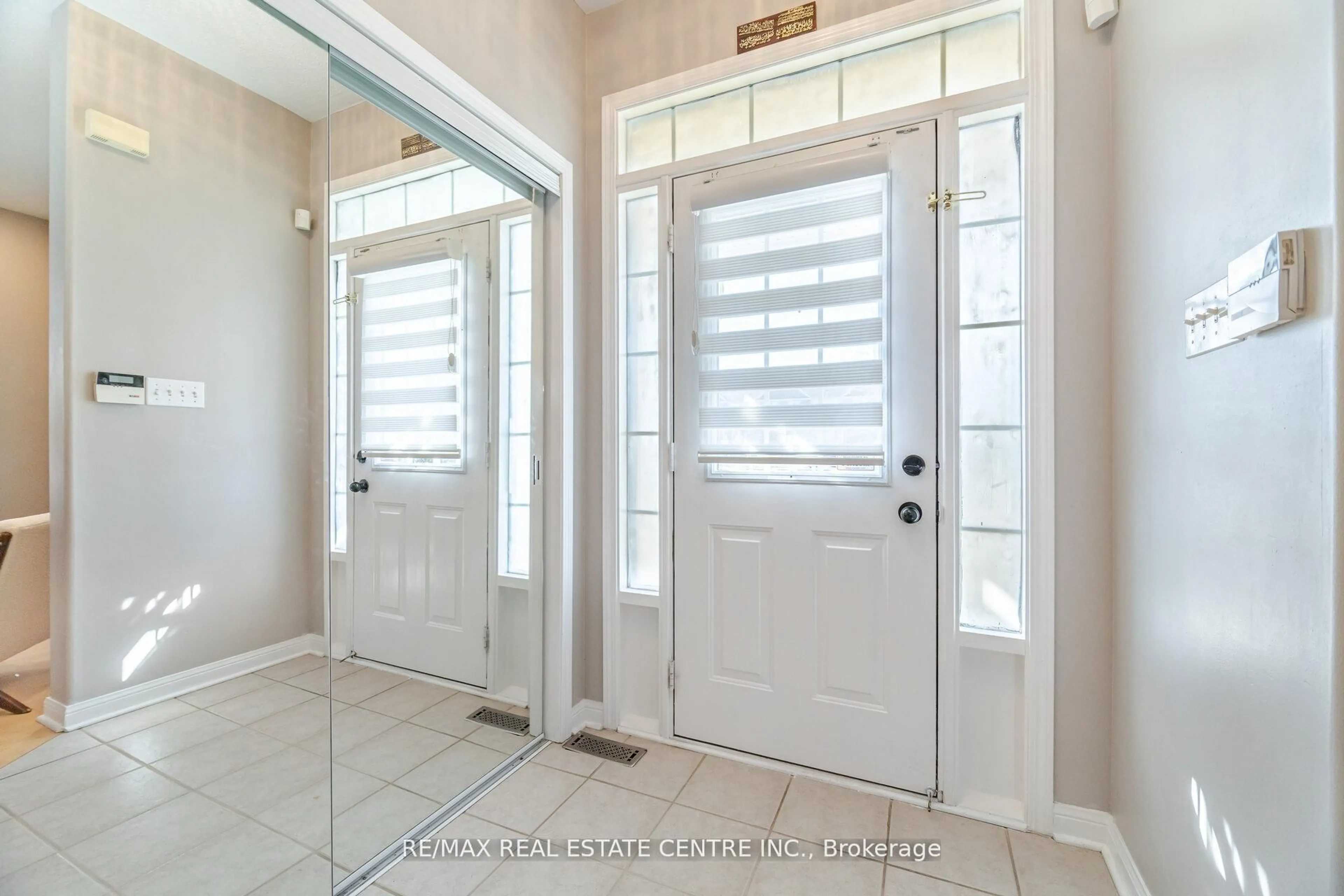 Indoor entryway for 643 Hamilton Cres, Milton Ontario L9T 6G9