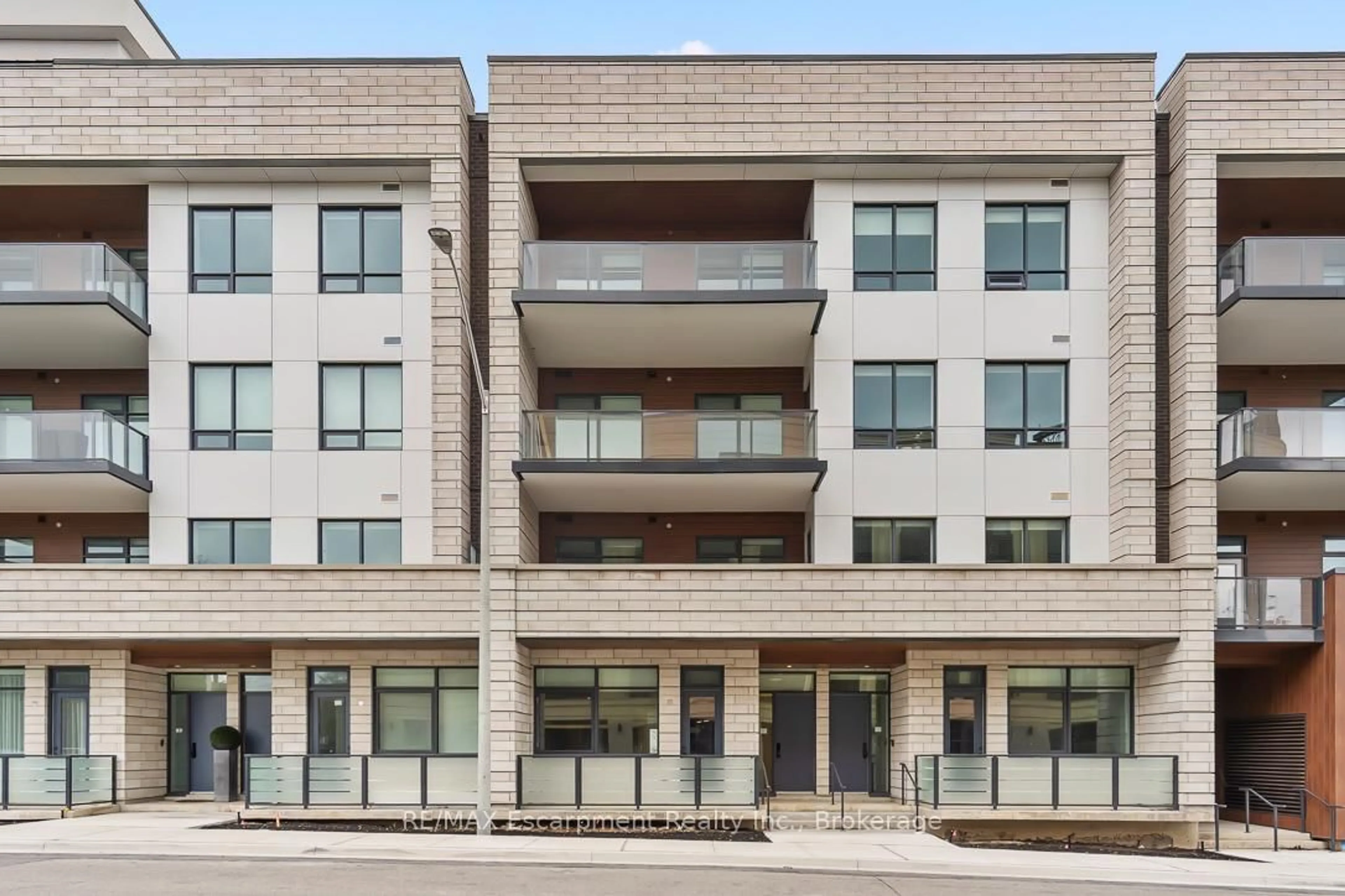 Home with brick exterior material, building for 123 Maurice Dr #104, Oakville Ontario L6K 2W6