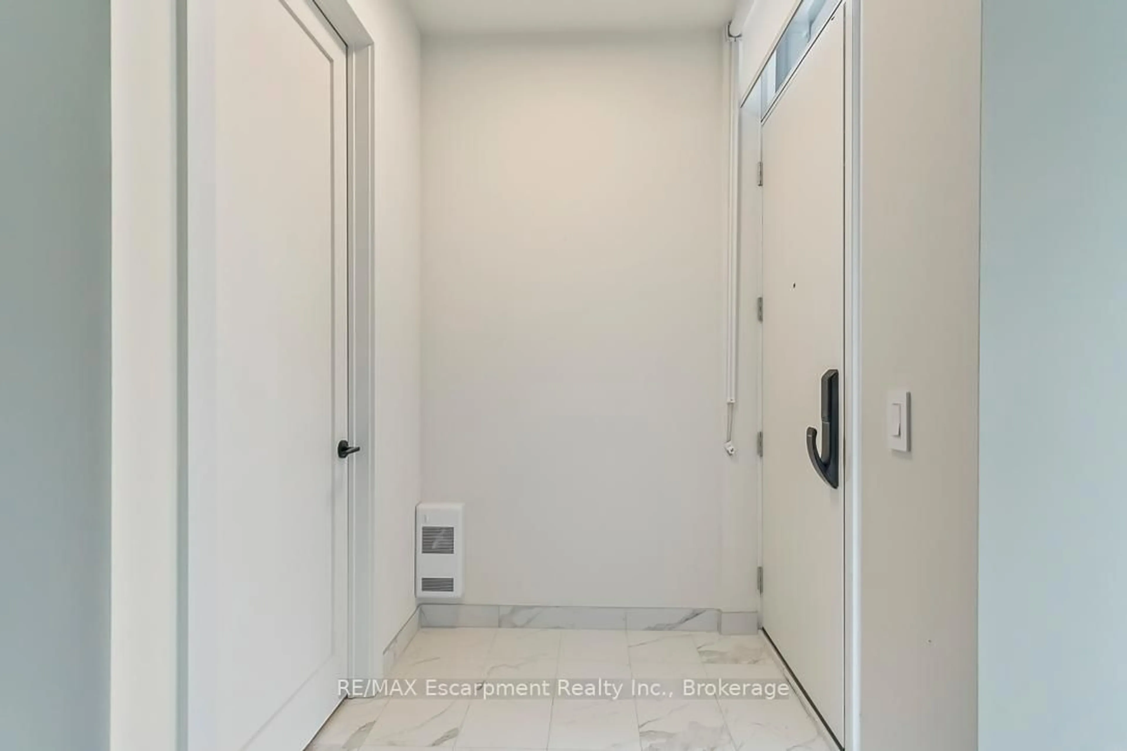 Indoor entryway for 123 Maurice Dr #104, Oakville Ontario L6K 2W6