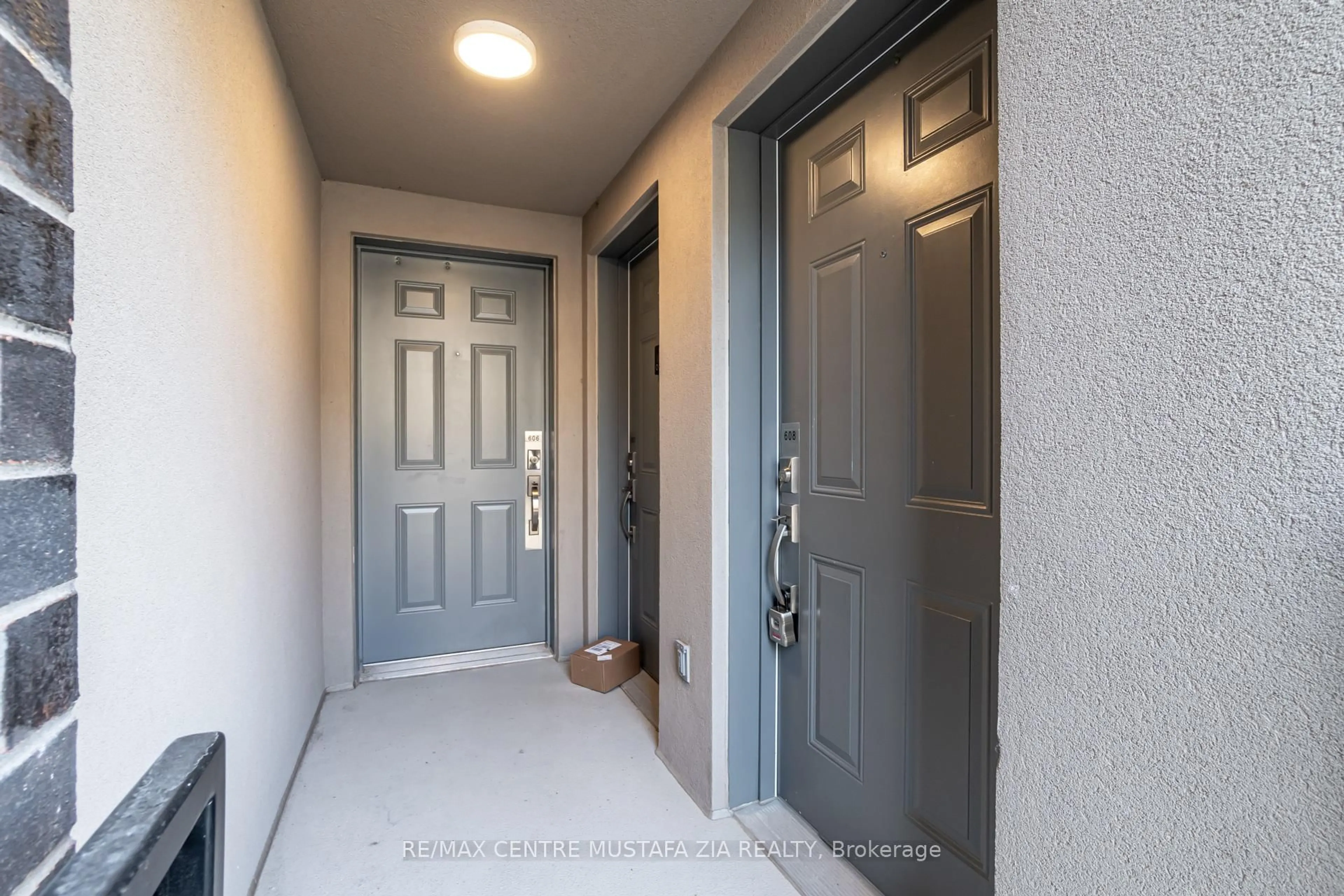 Indoor entryway for 1129 Cooke Blvd #608, Burlington Ontario L7T 0C3