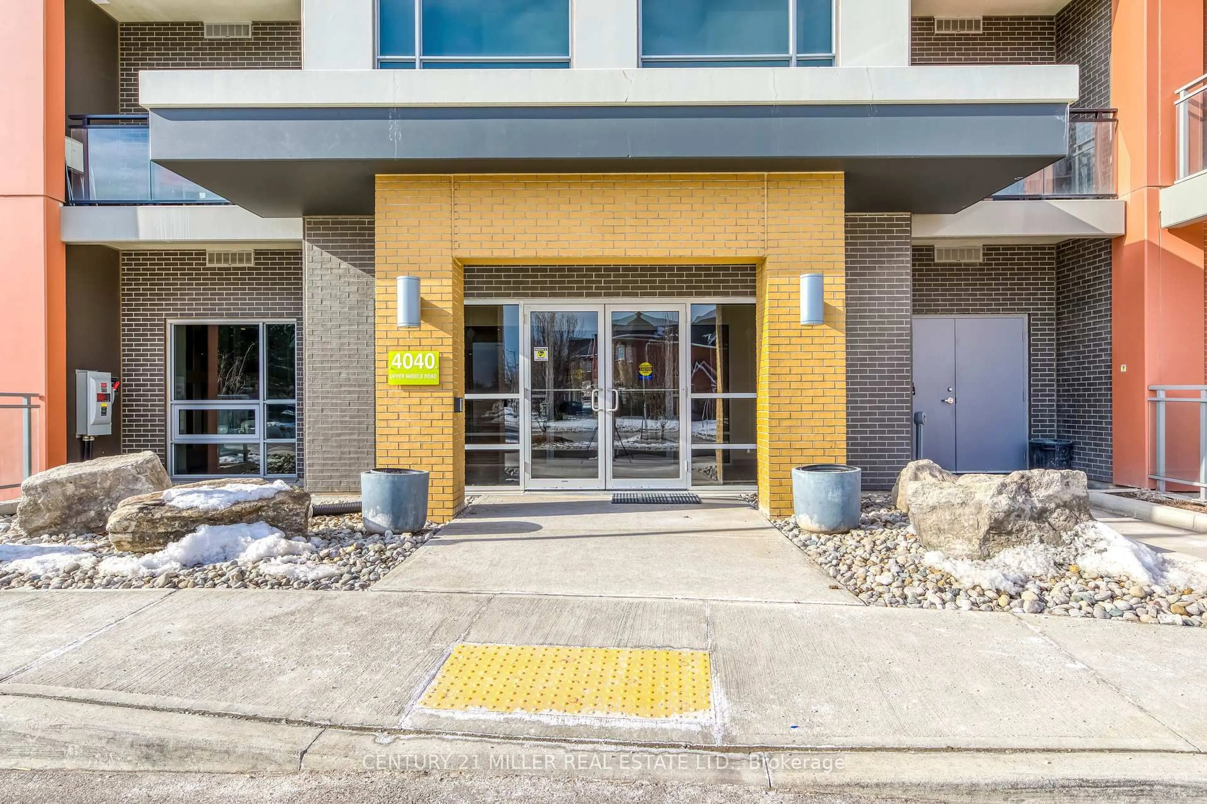 Indoor foyer for 4040 Upper Middle Rd #222, Burlington Ontario L7M 0H2
