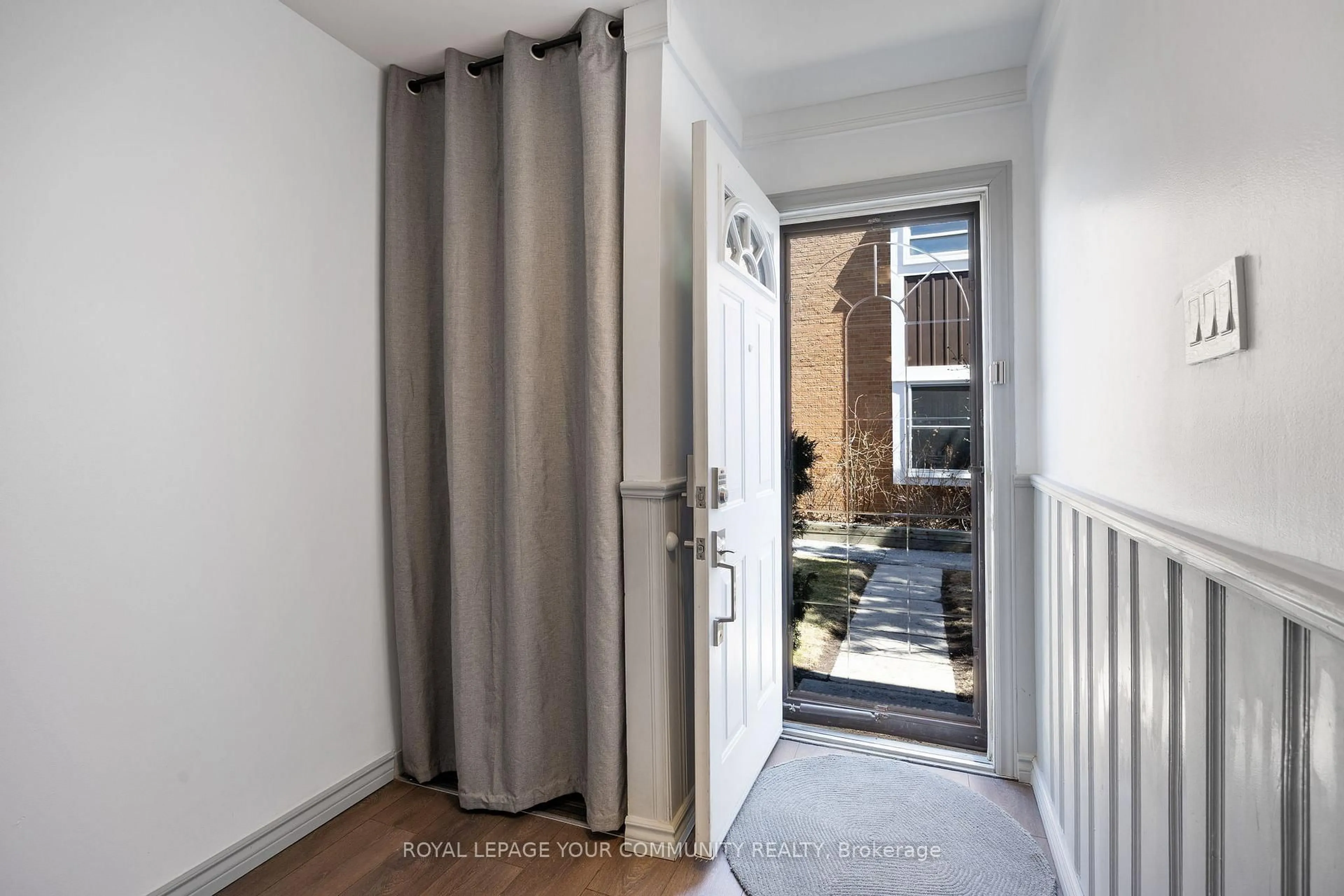 Indoor entryway for 1020 CENTRAL PARK Dr #39, Brampton Ontario L6S 3J5
