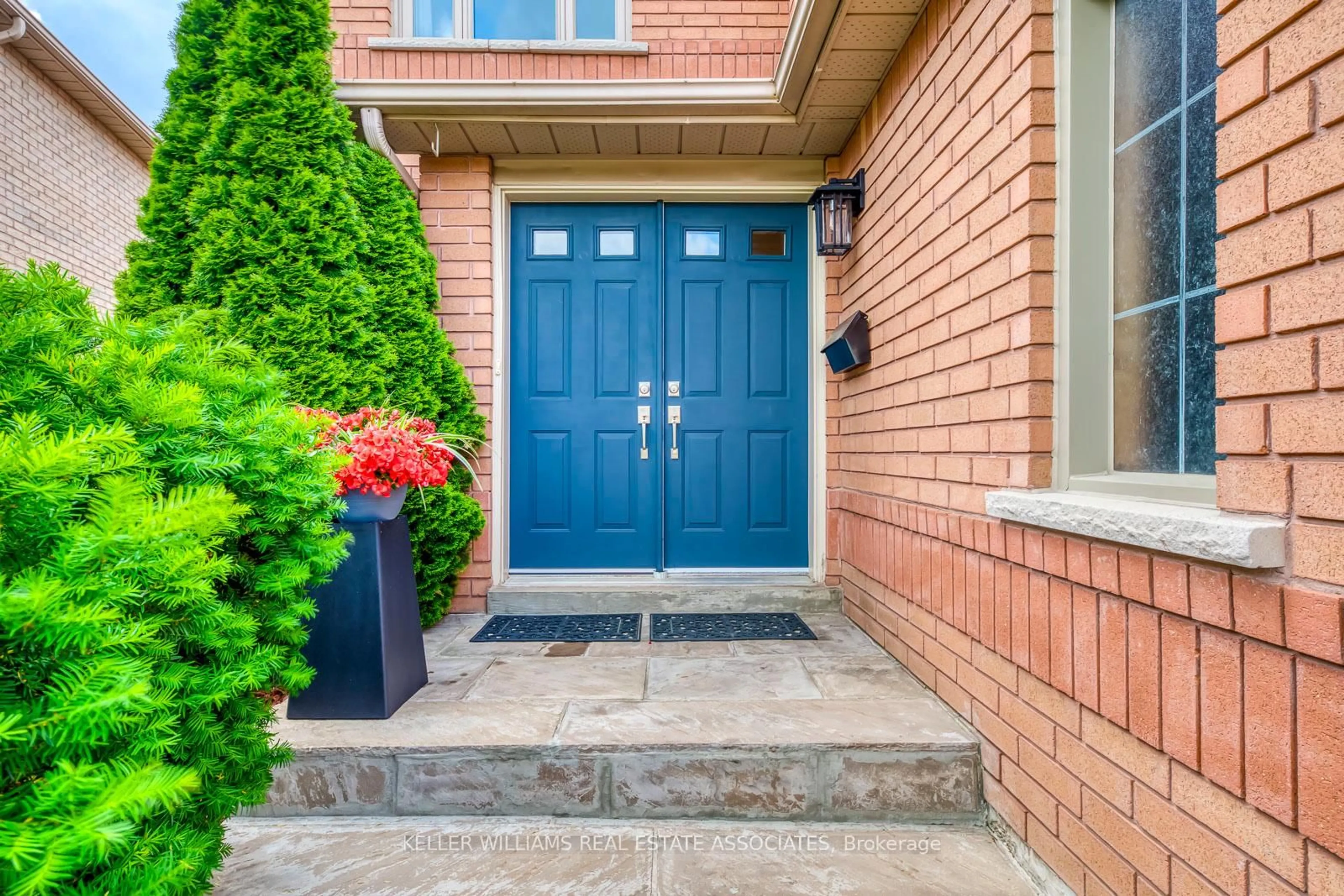 Home with brick exterior material, street for 3930 Baggins Crt, Mississauga Ontario L5N 7A3