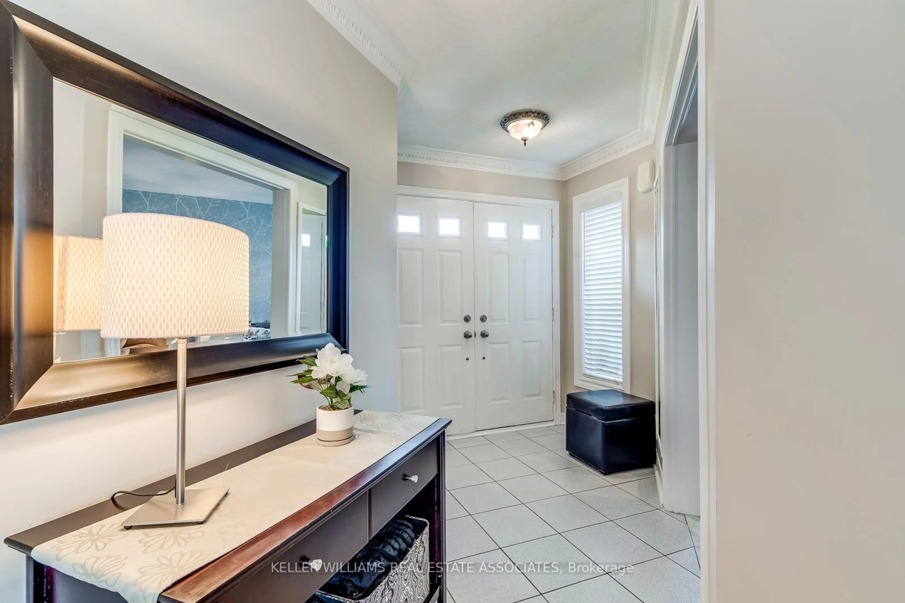 Indoor entryway for 3930 Baggins Crt, Mississauga Ontario L5N 7A3