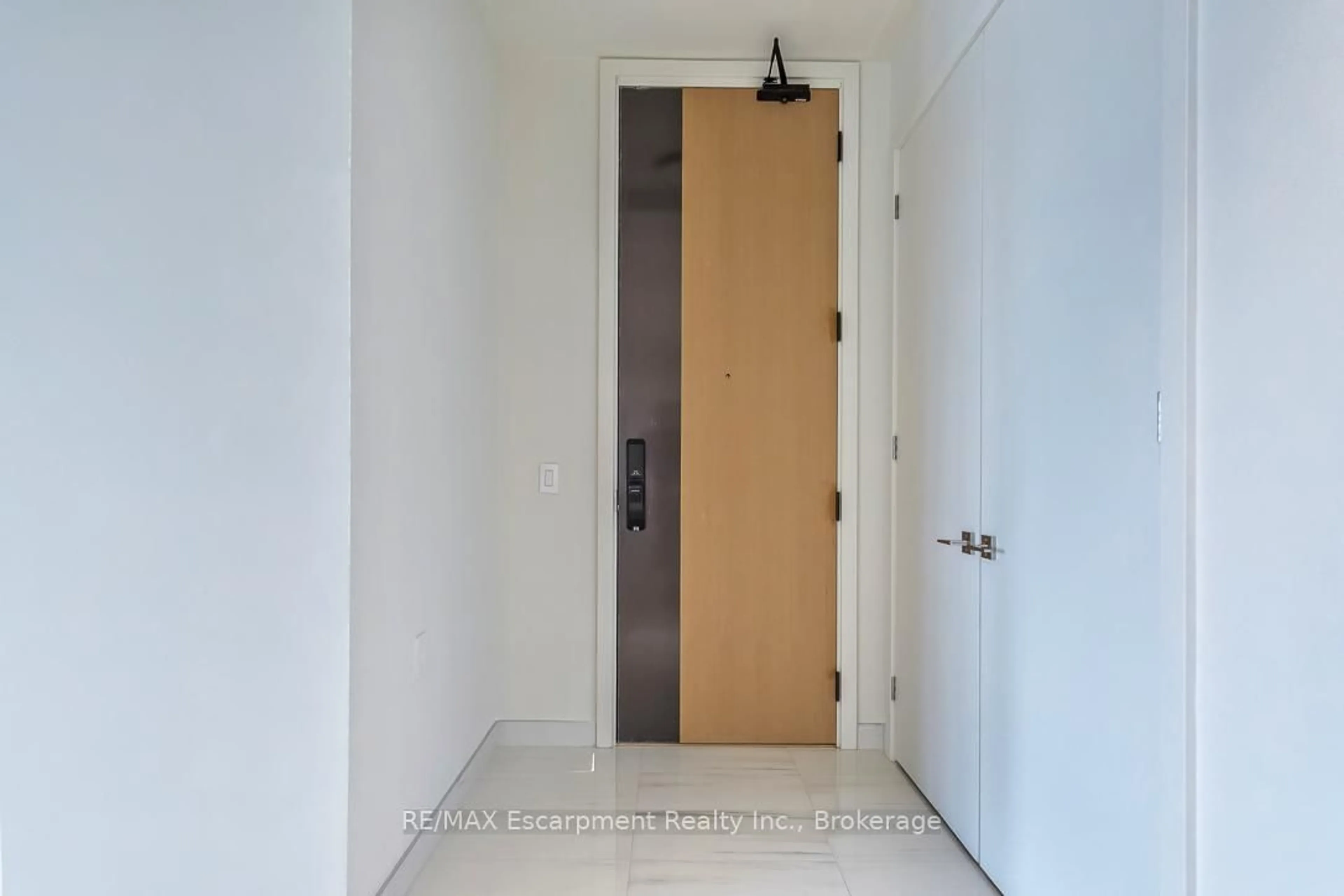 Indoor entryway for 123 MAURICE Dr #304, Oakville Ontario L6K 2W6