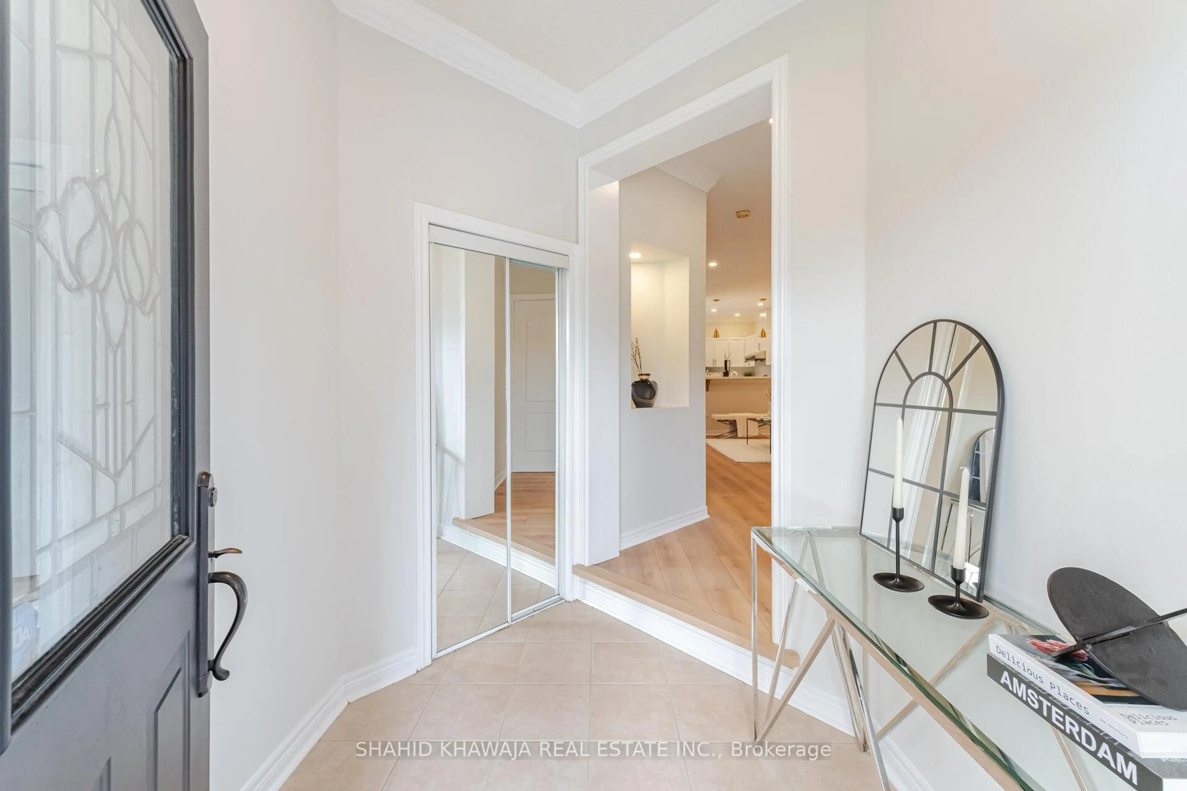 Indoor entryway for 3492 Fountain Park Ave, Mississauga Ontario L5M 7E3