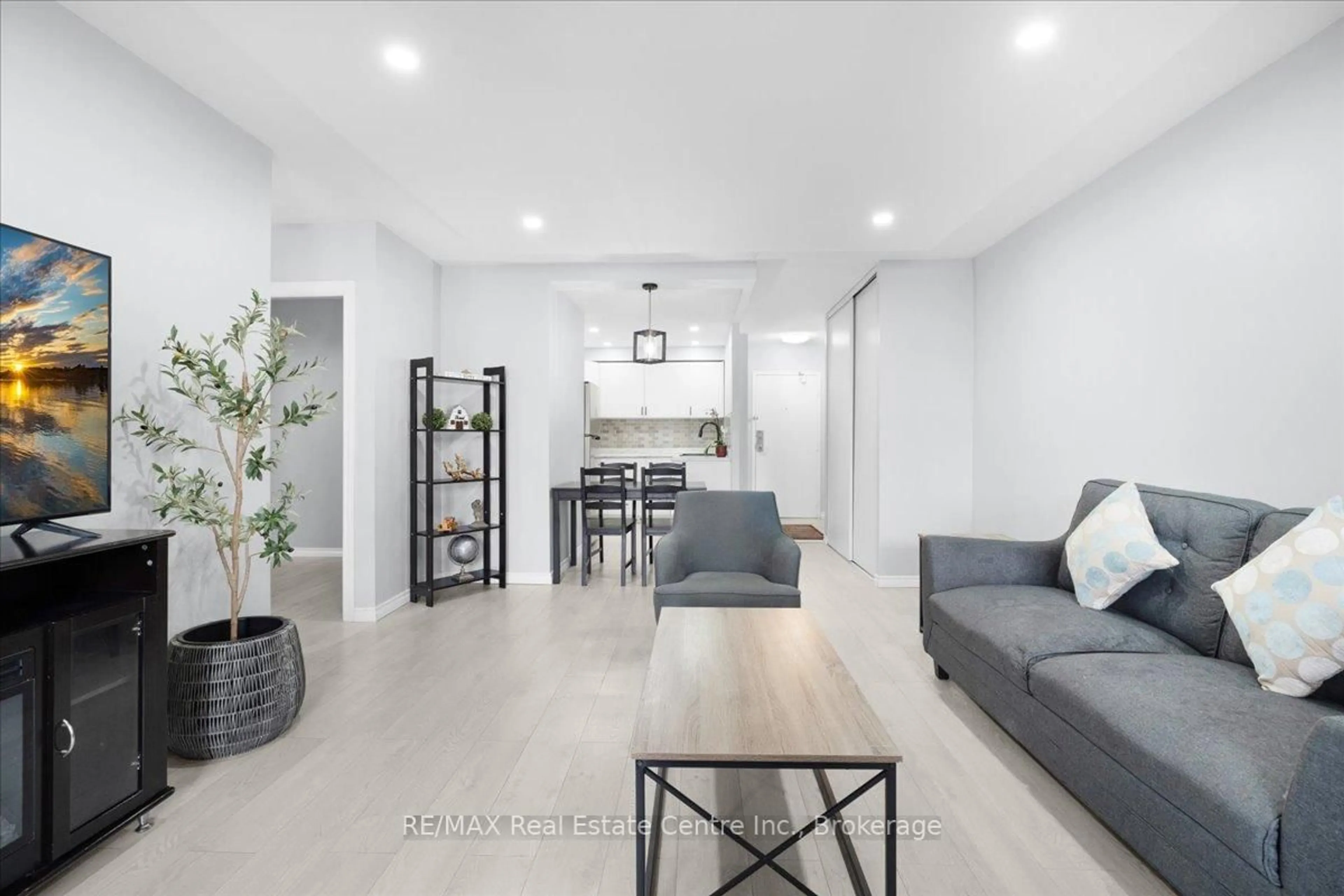 Living room with furniture, unknown for 975 WARWICK Crt #806, Burlington Ontario L7T 3Z7