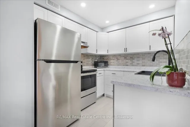 Additional image 28 of 975 WARWICK Crt Unit 806