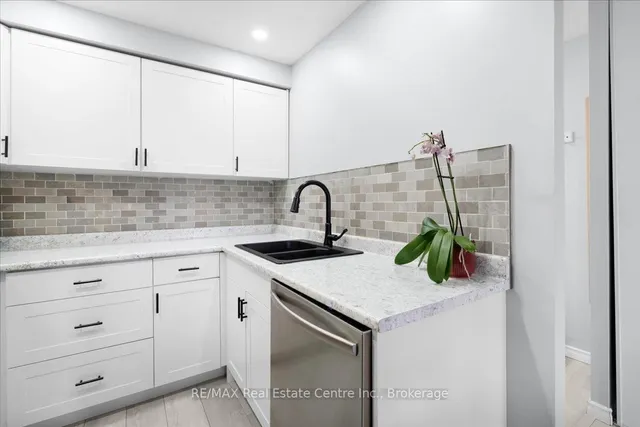 Additional image 27 of 975 WARWICK Crt Unit 806