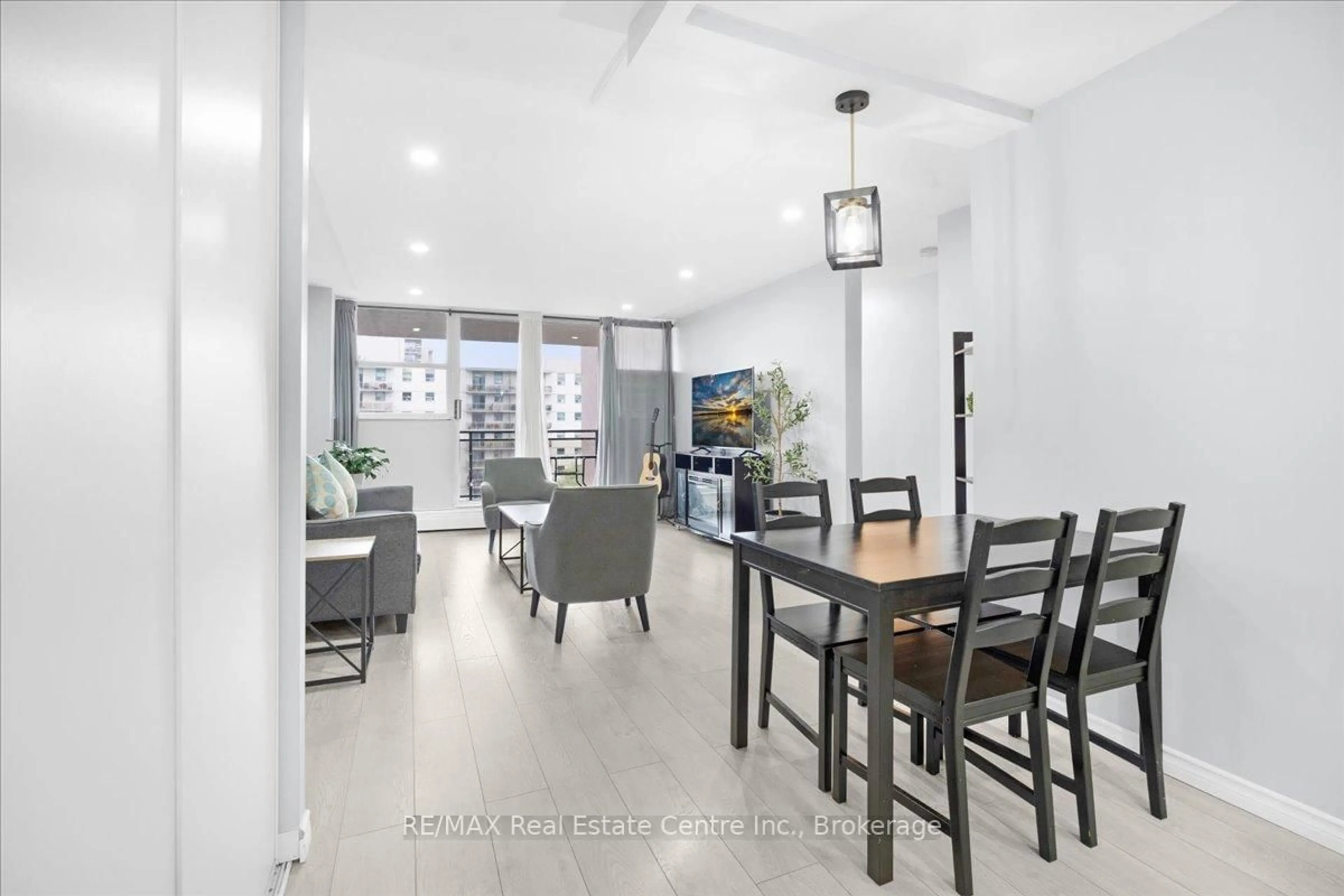 Dining room, unknown for 975 WARWICK Crt #806, Burlington Ontario L7T 3Z7