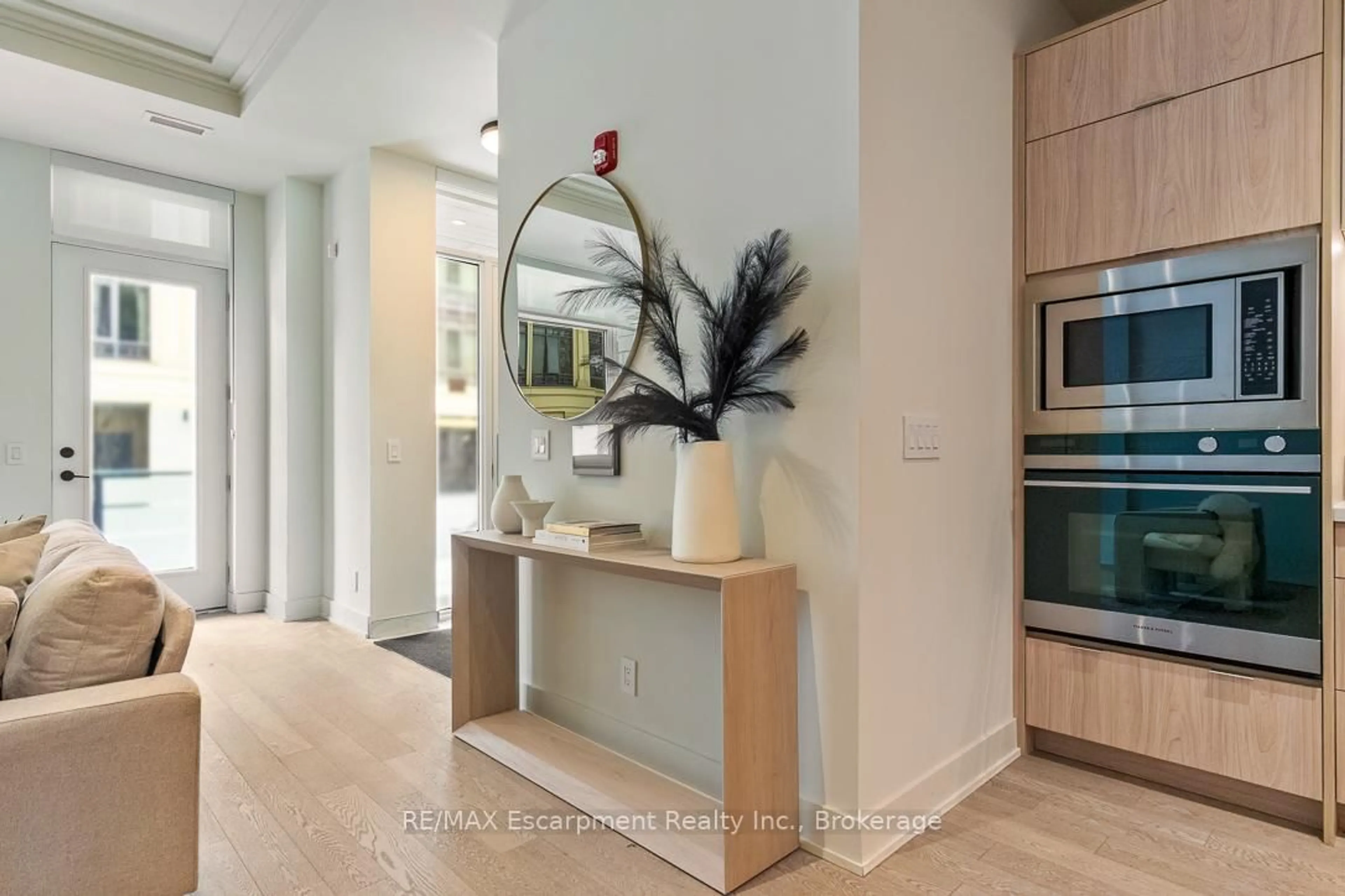 Indoor entryway for 123 Maurice Dr #105, Oakville Ontario L6K 2W6