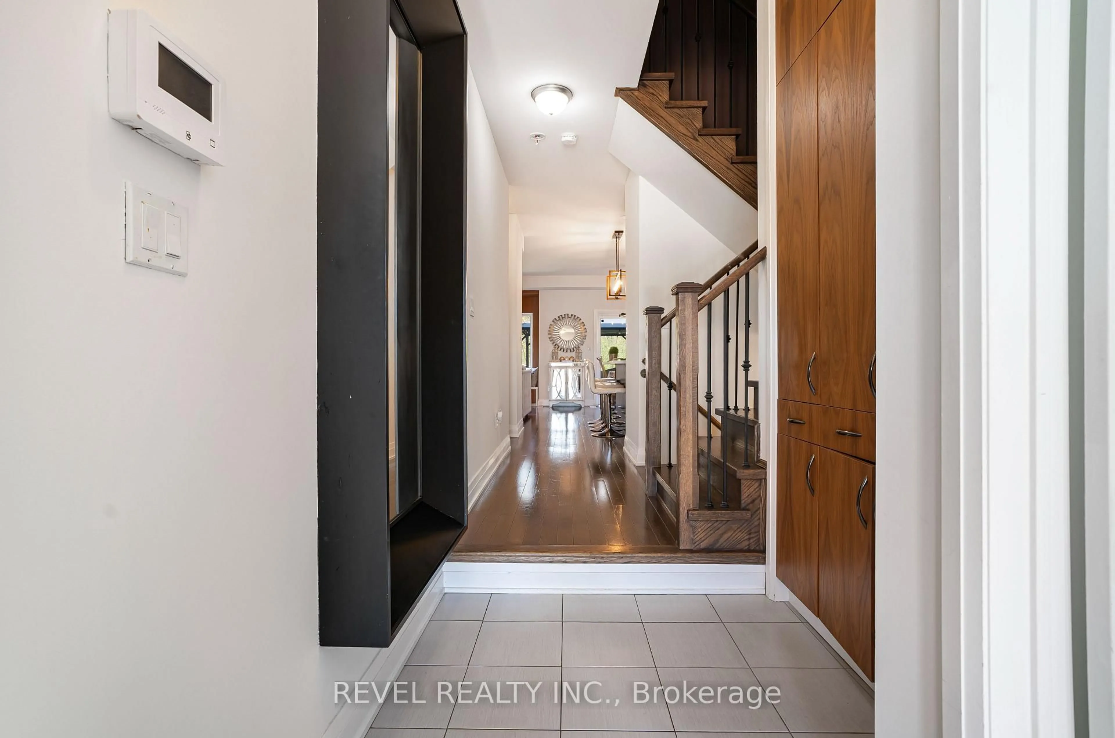 Indoor entryway for 11 Oliana Way, Brampton Ontario L6Y 6G8