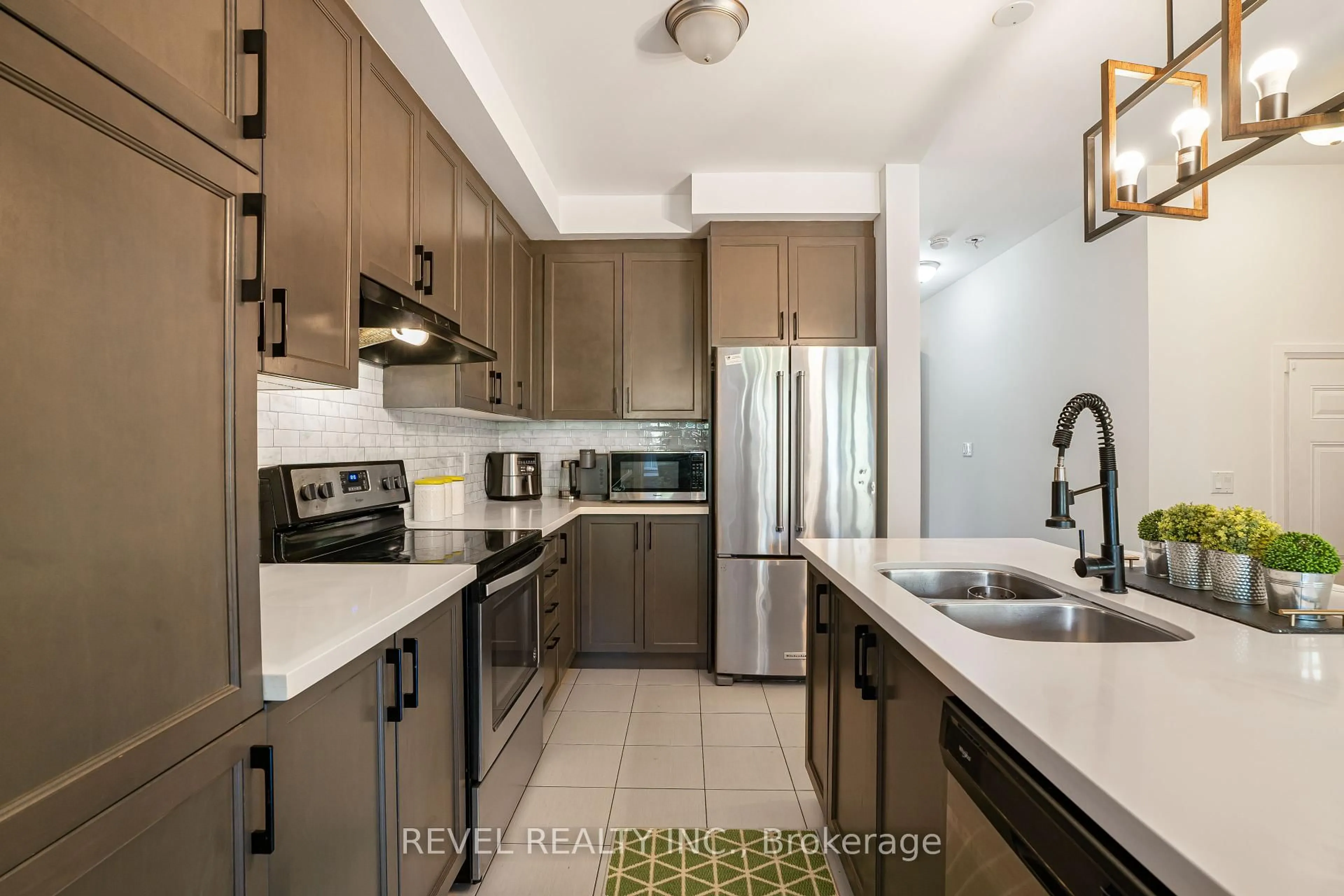 Open concept kitchen, ceramic/tile floor for 11 Oliana Way, Brampton Ontario L6Y 6G8