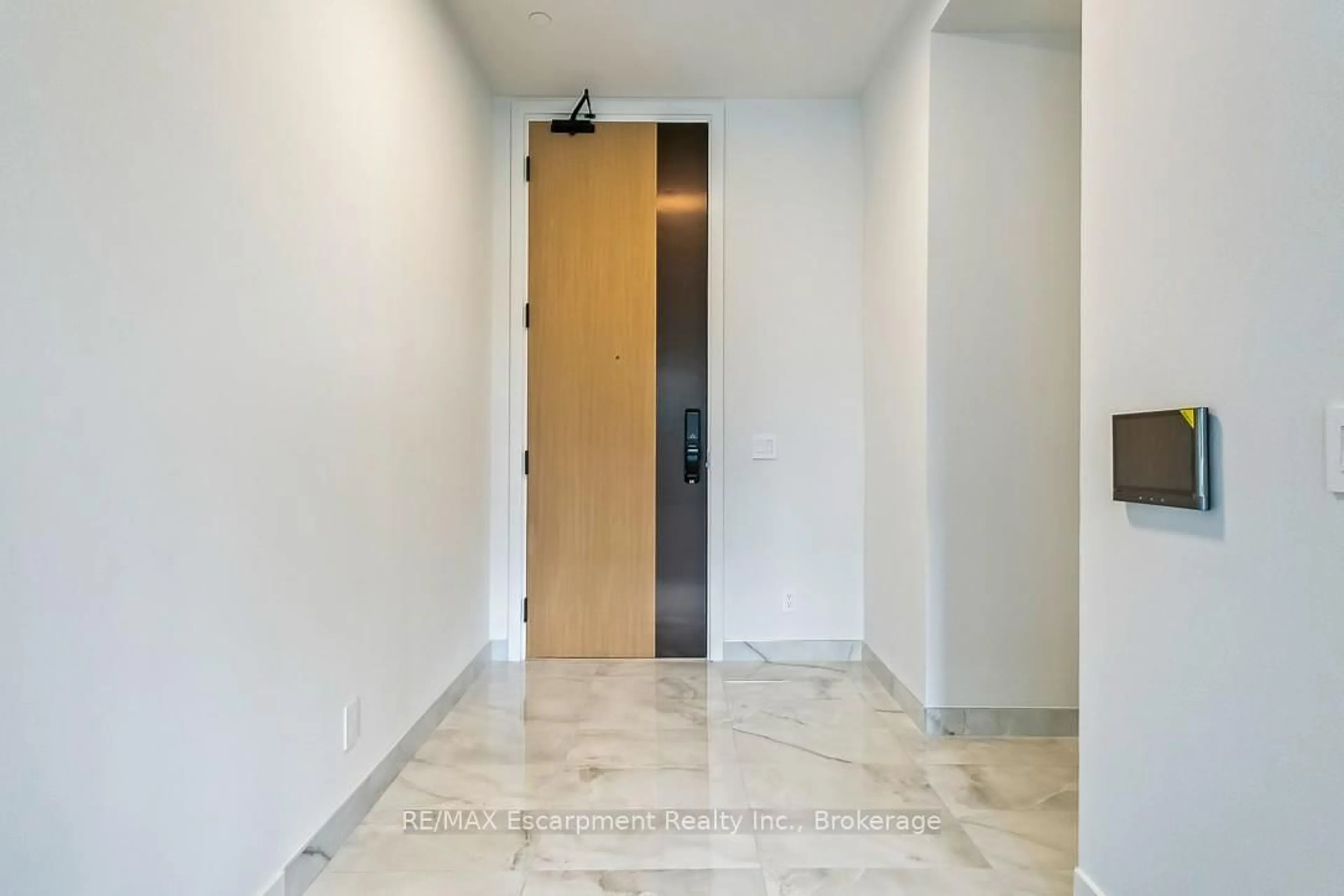 Indoor foyer for 123 Maurice Dr #201, Oakville Ontario L6K 2W6