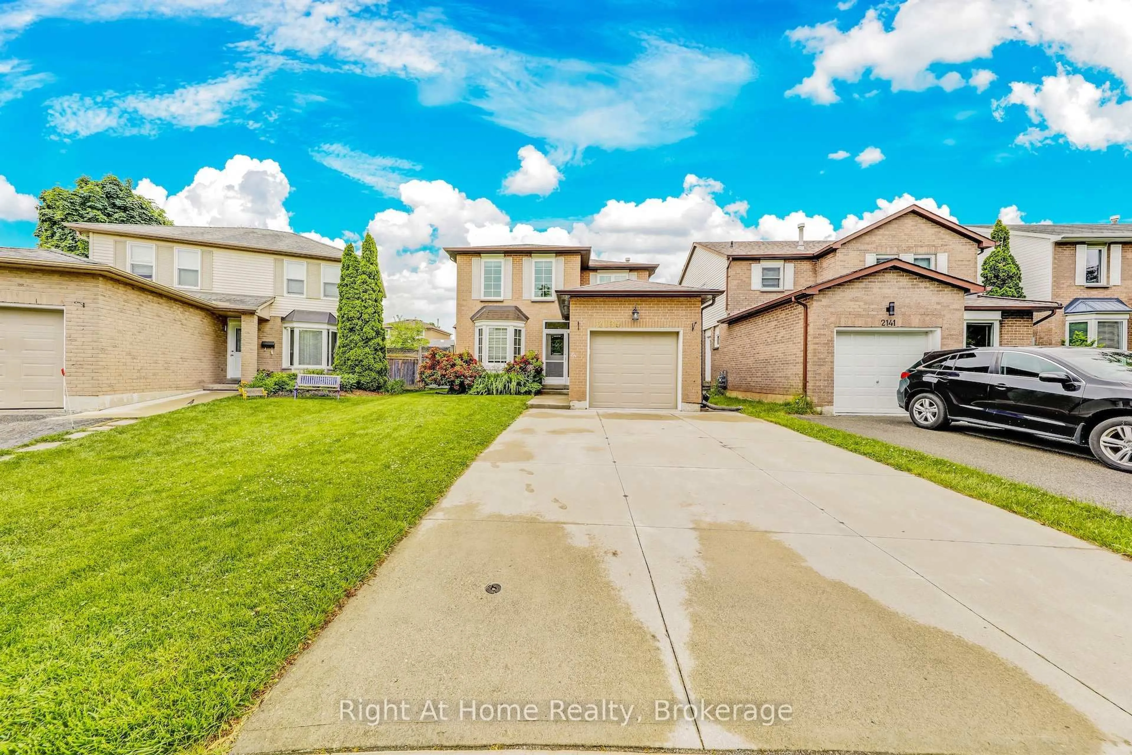 A pic from outside/outdoor area/front of a property/back of a property/a pic from drone, street for 2139 HUNT Cres, Burlington Ontario L7M 2P2
