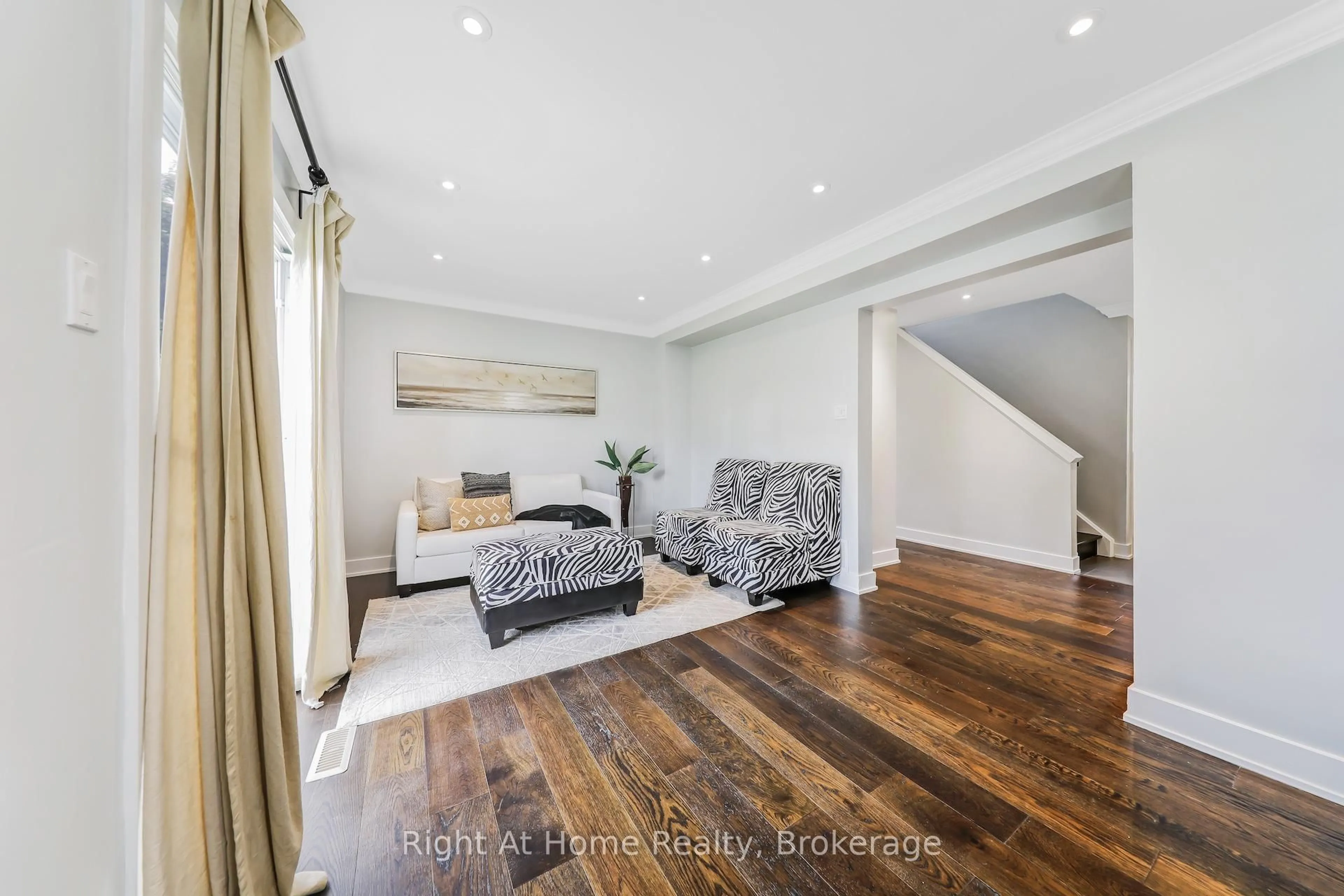Living room with furniture, wood/laminate floor for 2139 HUNT Cres, Burlington Ontario L7M 2P2