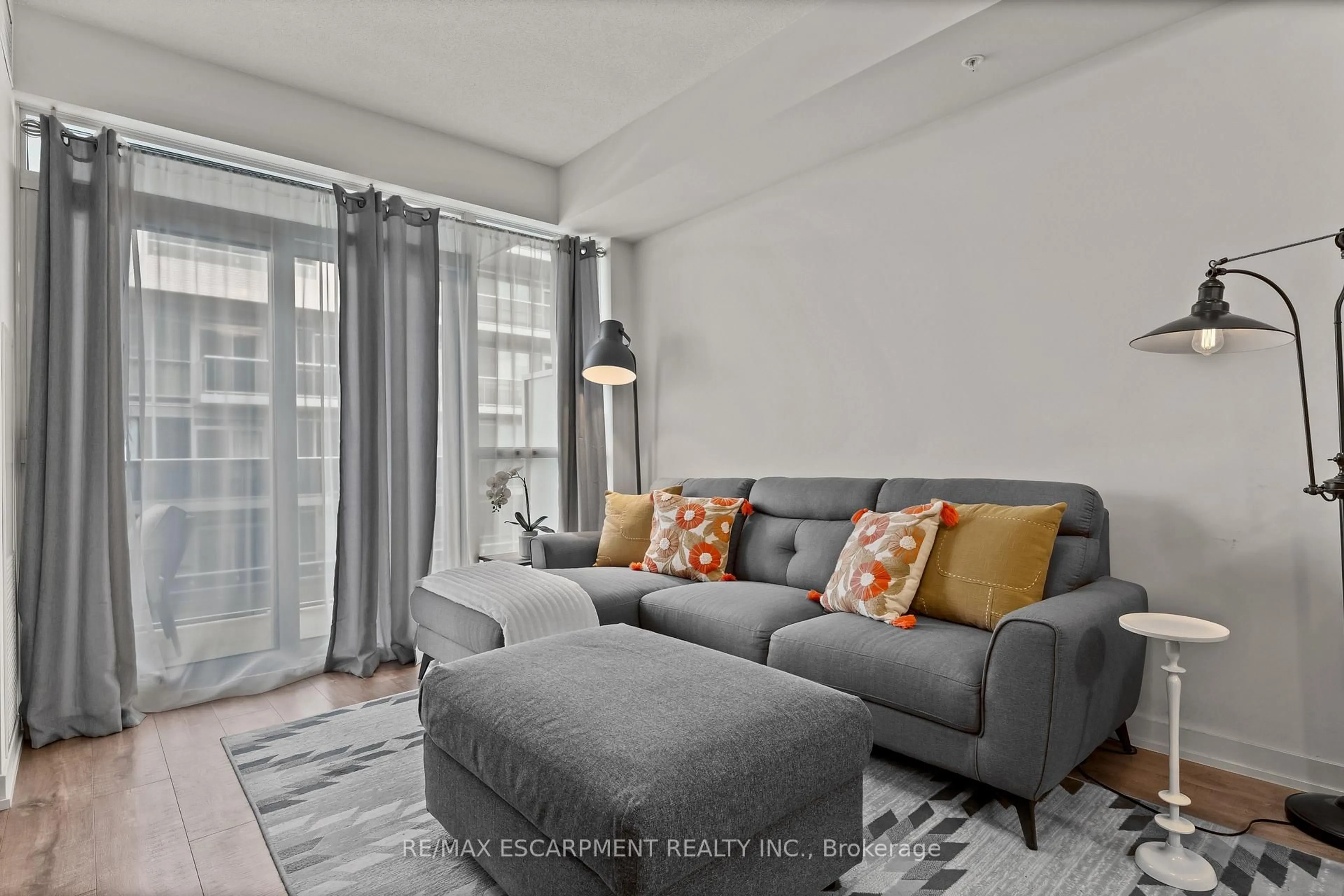 Living room with furniture, cement floor for 2081 Fairview St #1902, Burlington Ontario L7R 0E5