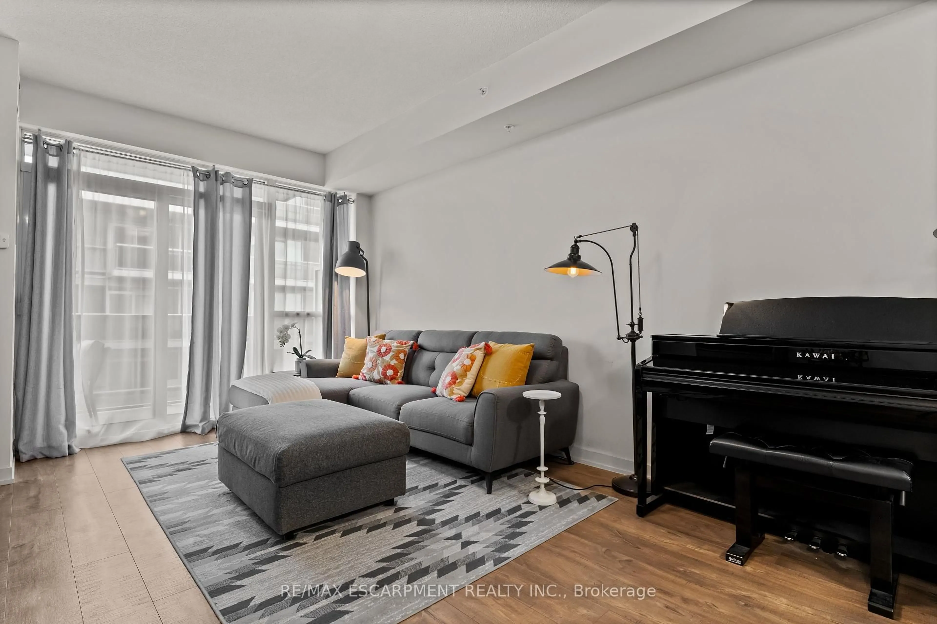 Living room with furniture, unknown for 2081 Fairview St #1902, Burlington Ontario L7R 0E5