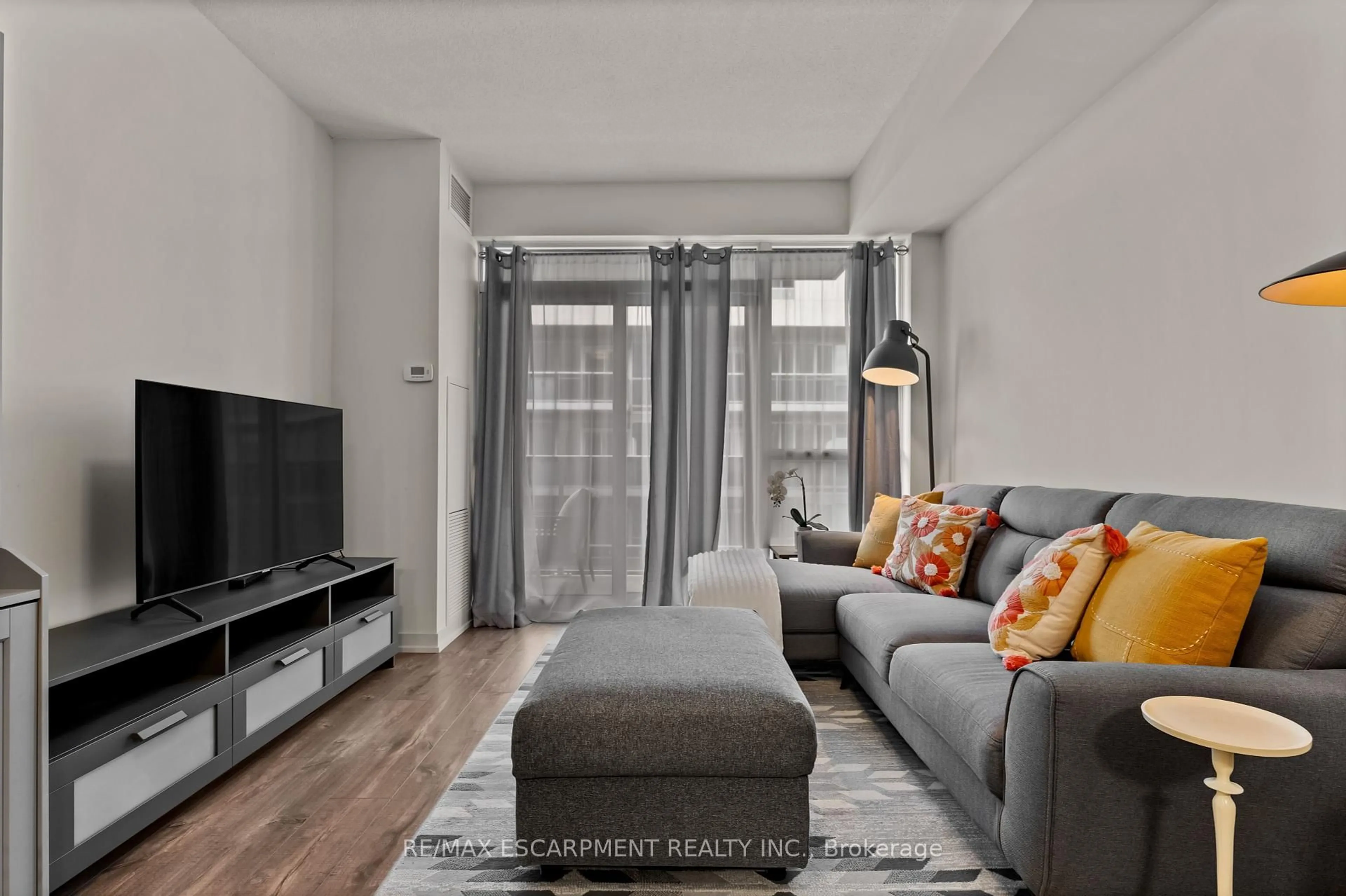 Living room with furniture, unknown for 2081 Fairview St #1902, Burlington Ontario L7R 0E5