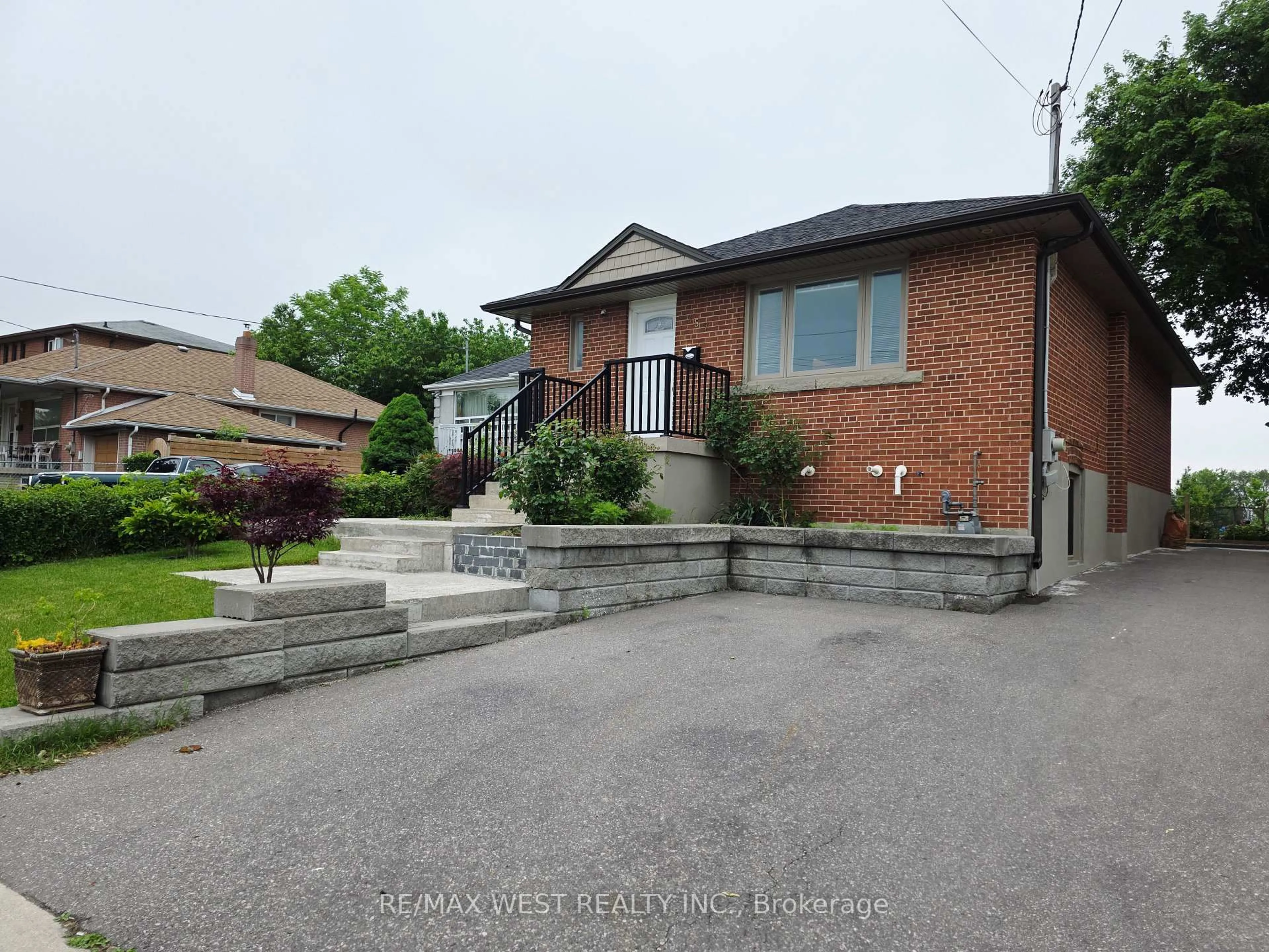 A pic from outside/outdoor area/front of a property/back of a property/a pic from drone, street for 357 Rustic Rd, Toronto Ontario M6L 1W6