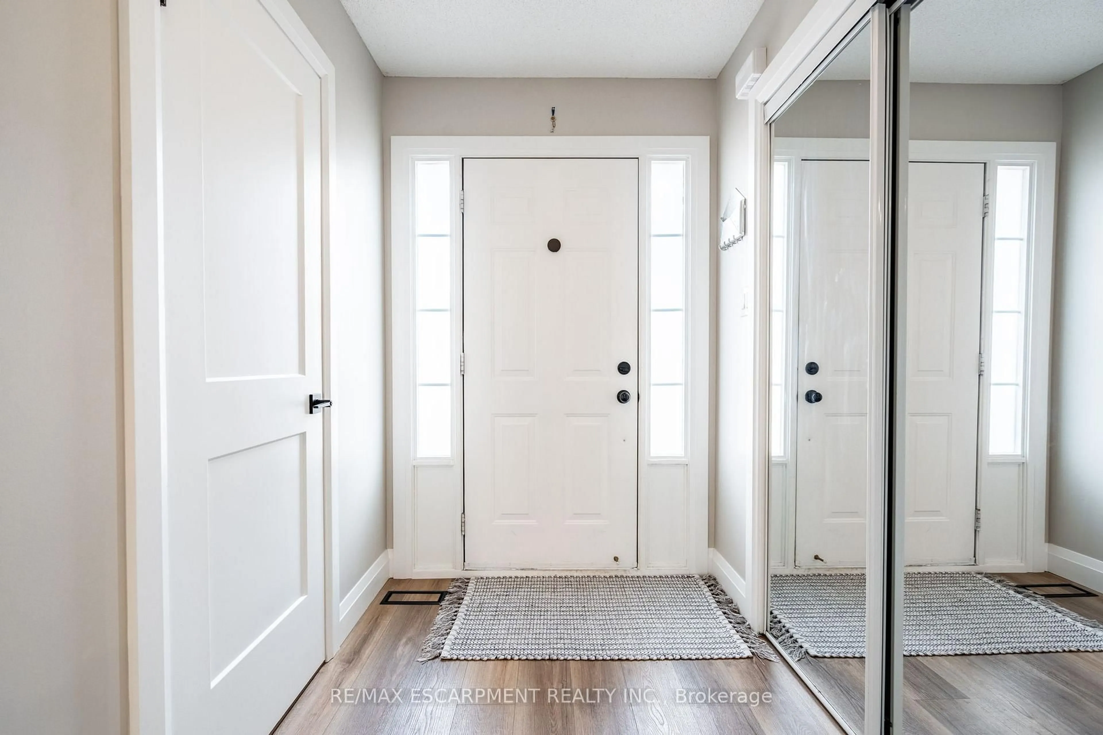 Indoor entryway for 1116 Cedarwood Pl, Burlington Ontario L7T 4K6