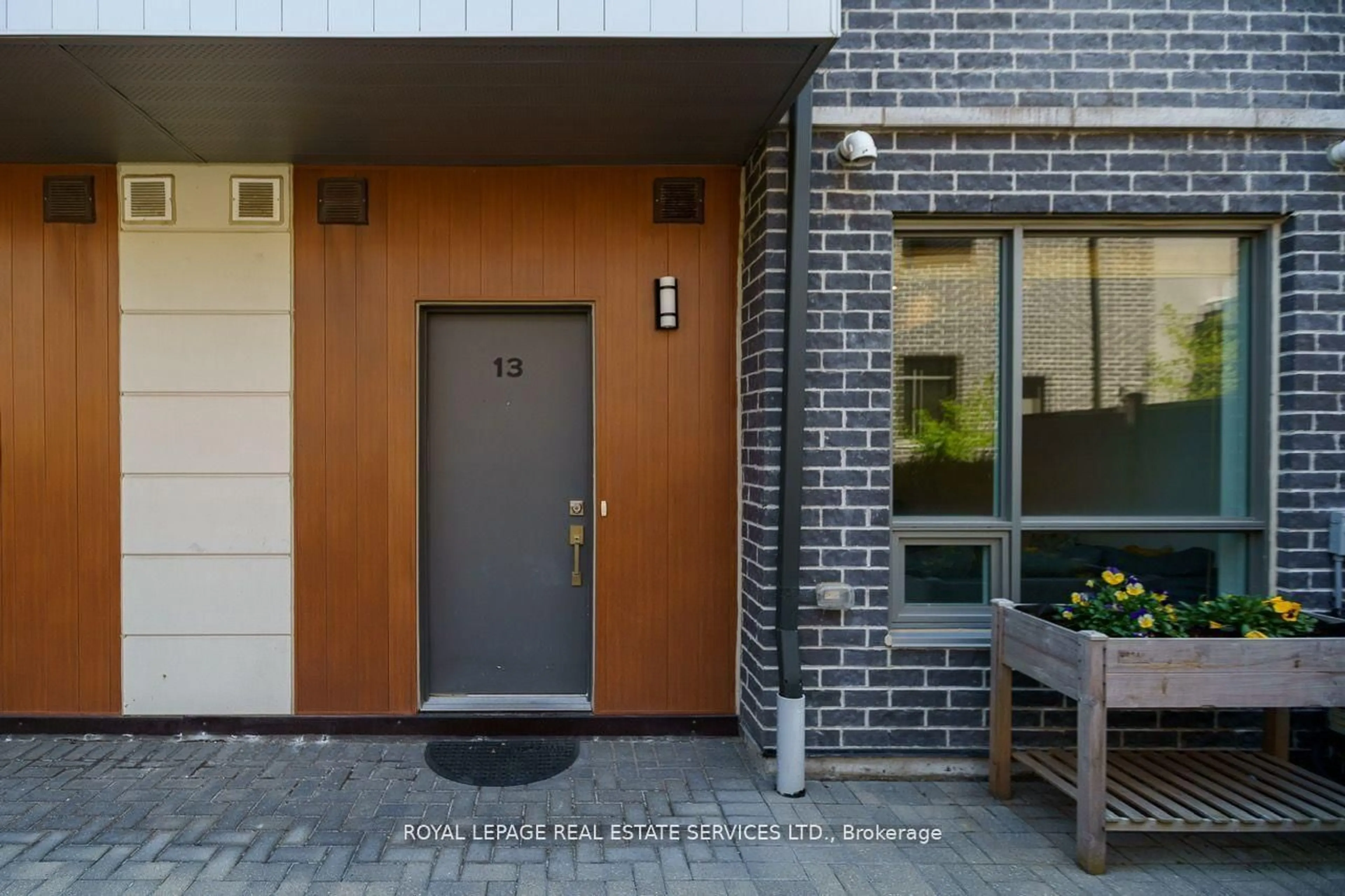 Indoor entryway for 650 Atwater Ave #13, Mississauga Ontario L5E 3K2