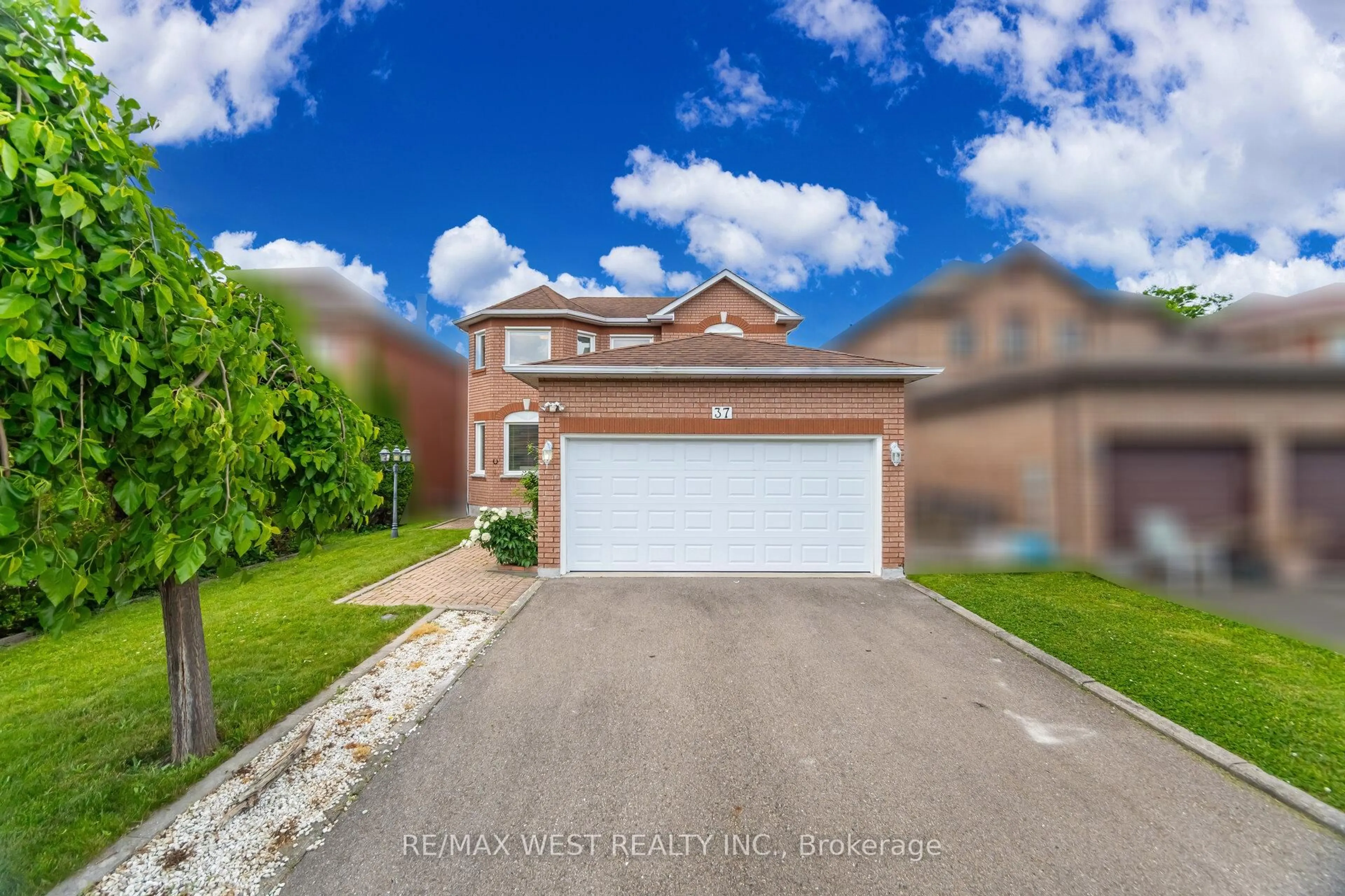 A pic from outside/outdoor area/front of a property/back of a property/a pic from drone, street for 37 Killaloe Cres, Halton Hills Ontario L7G 5N2