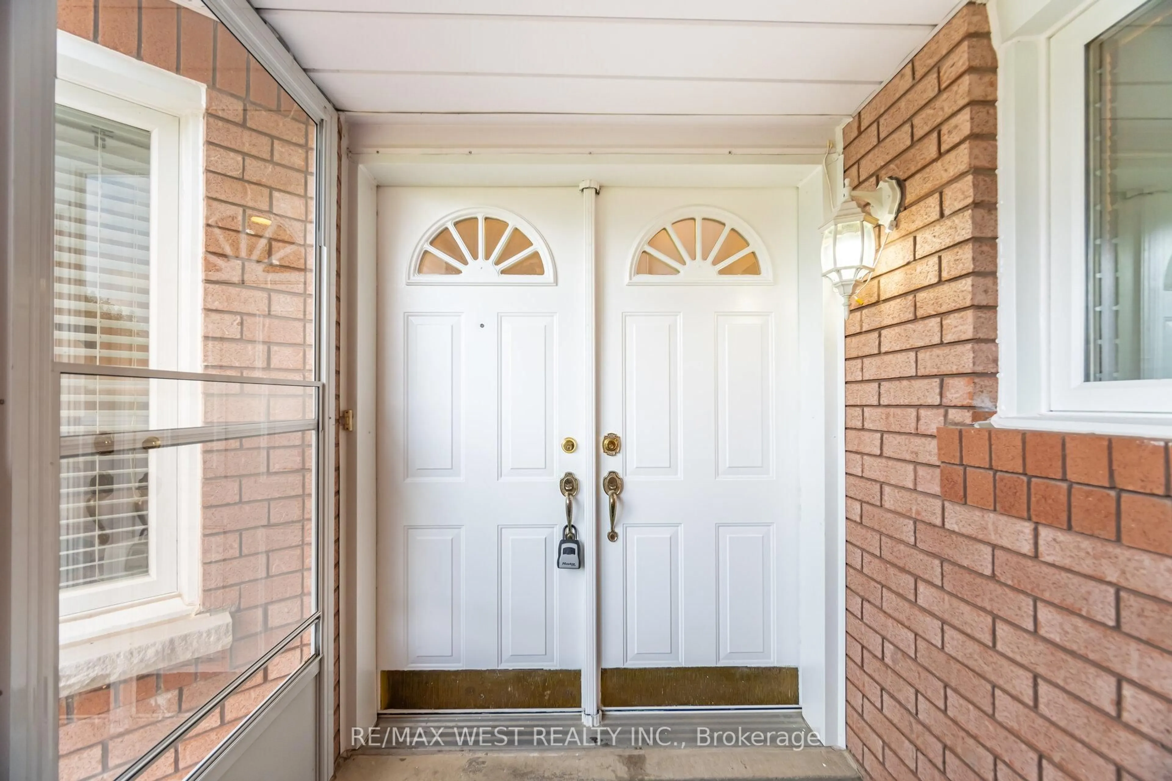 Indoor entryway for 37 Killaloe Cres, Halton Hills Ontario L7G 5N2