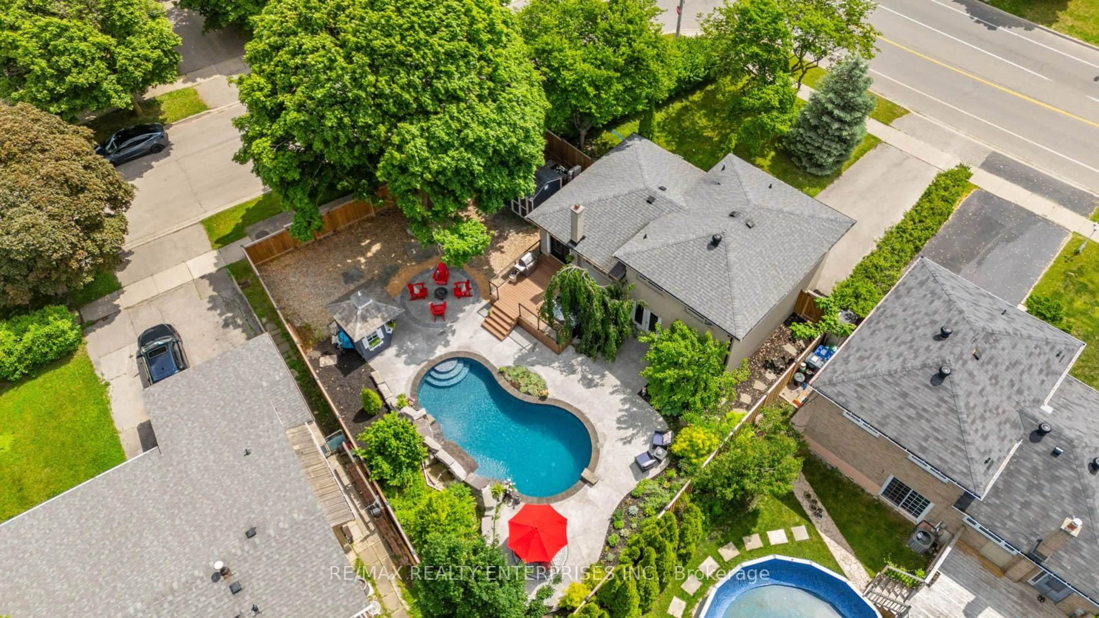 A pic from outside/outdoor area/front of a property/back of a property/a pic from drone, unknown for 2137 Truscott Dr, Mississauga Ontario L5J 2A7