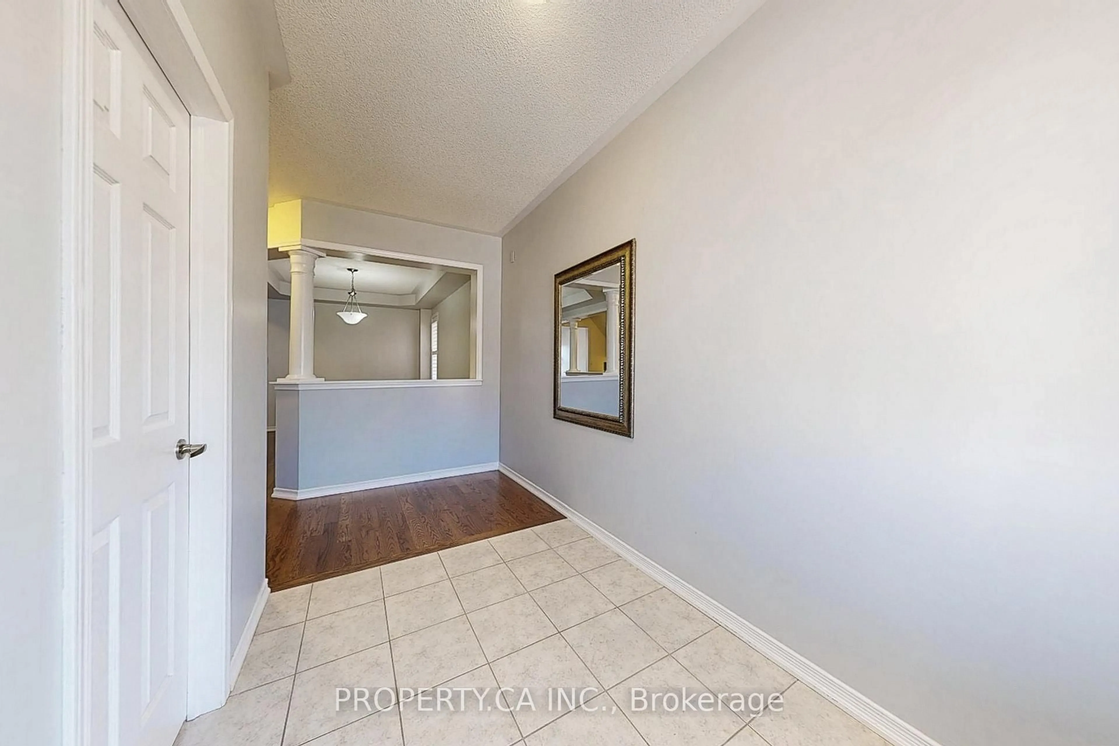 Indoor entryway for 37 Upper Canada Crt, Halton Hills Ontario L7G 0L1