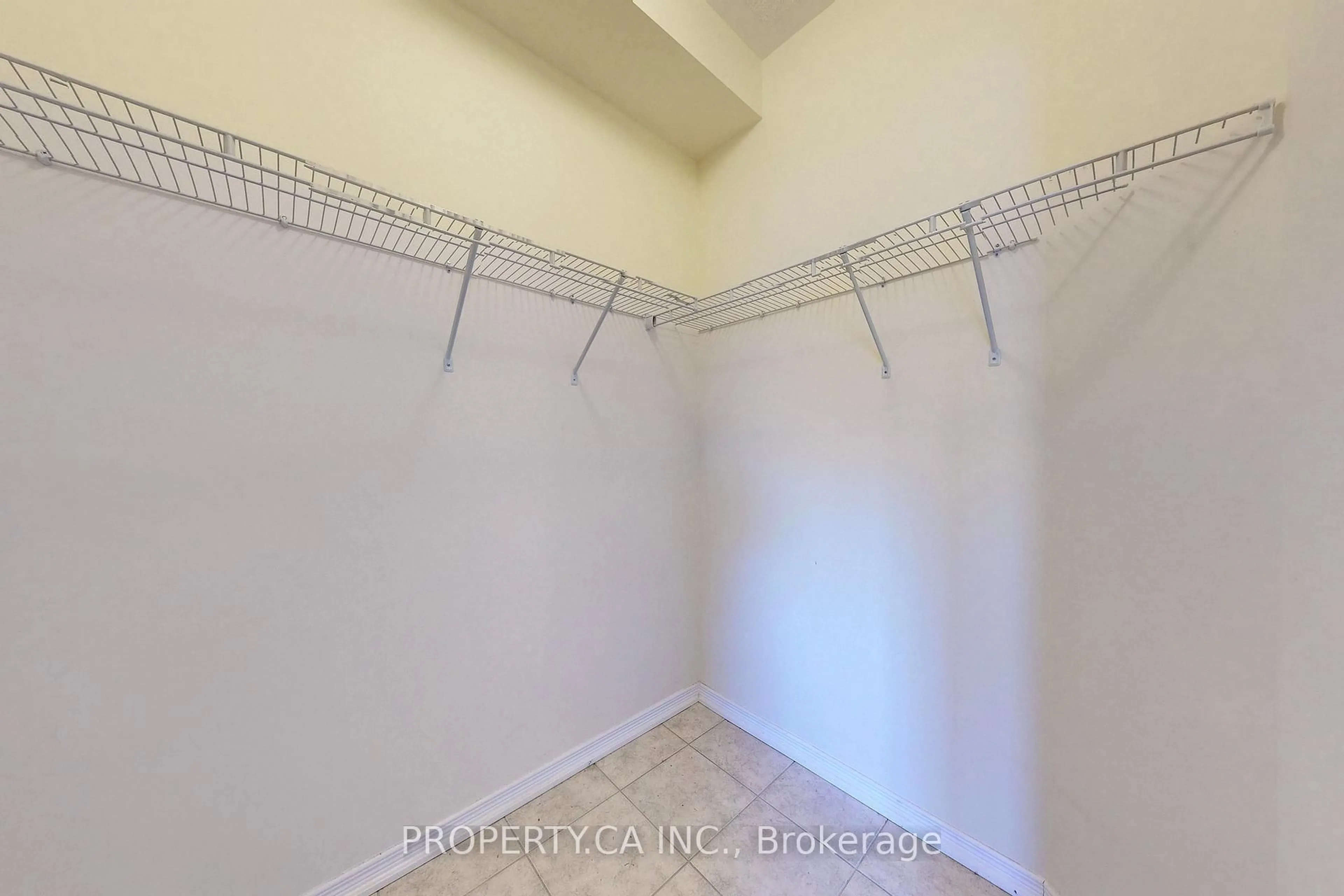 Storage room or clothes room or walk-in closet for 37 Upper Canada Crt, Halton Hills Ontario L7G 0L1
