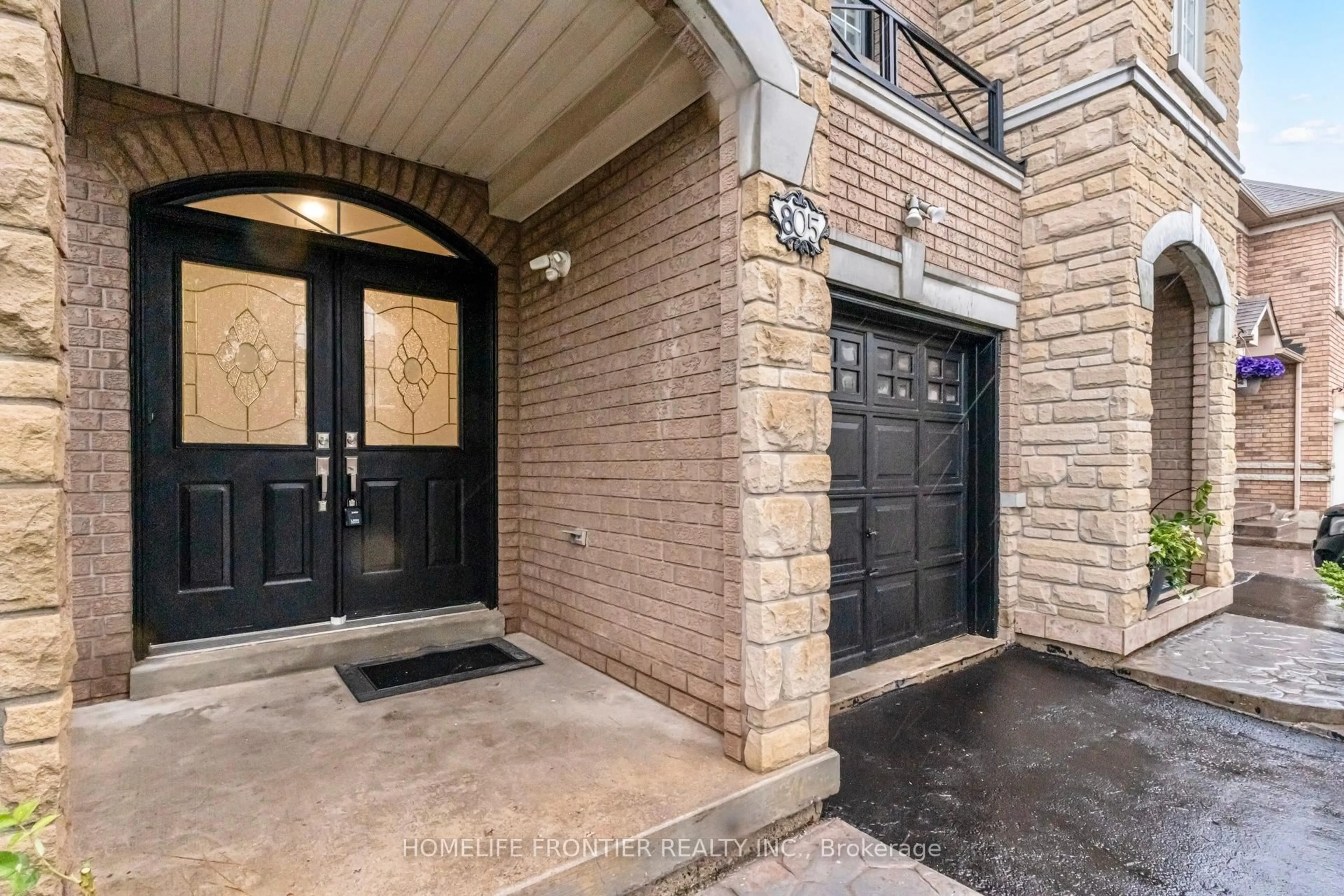 Indoor entryway for 805 Othello Crt, Mississauga Ontario L5W 1H2