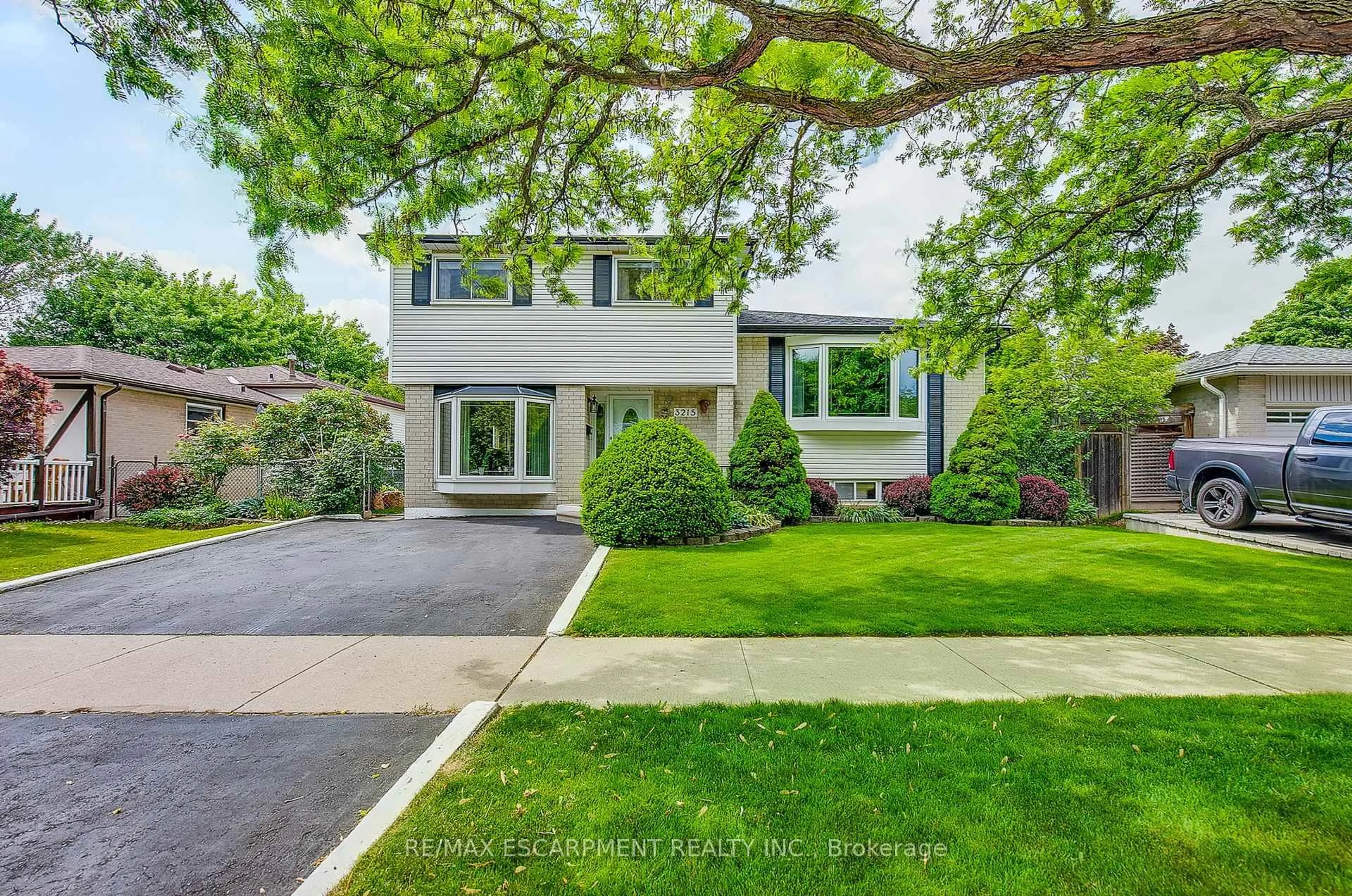 Home with brick exterior material, street for 3215 Heathfield Dr, Burlington Ontario L7M 1E2
