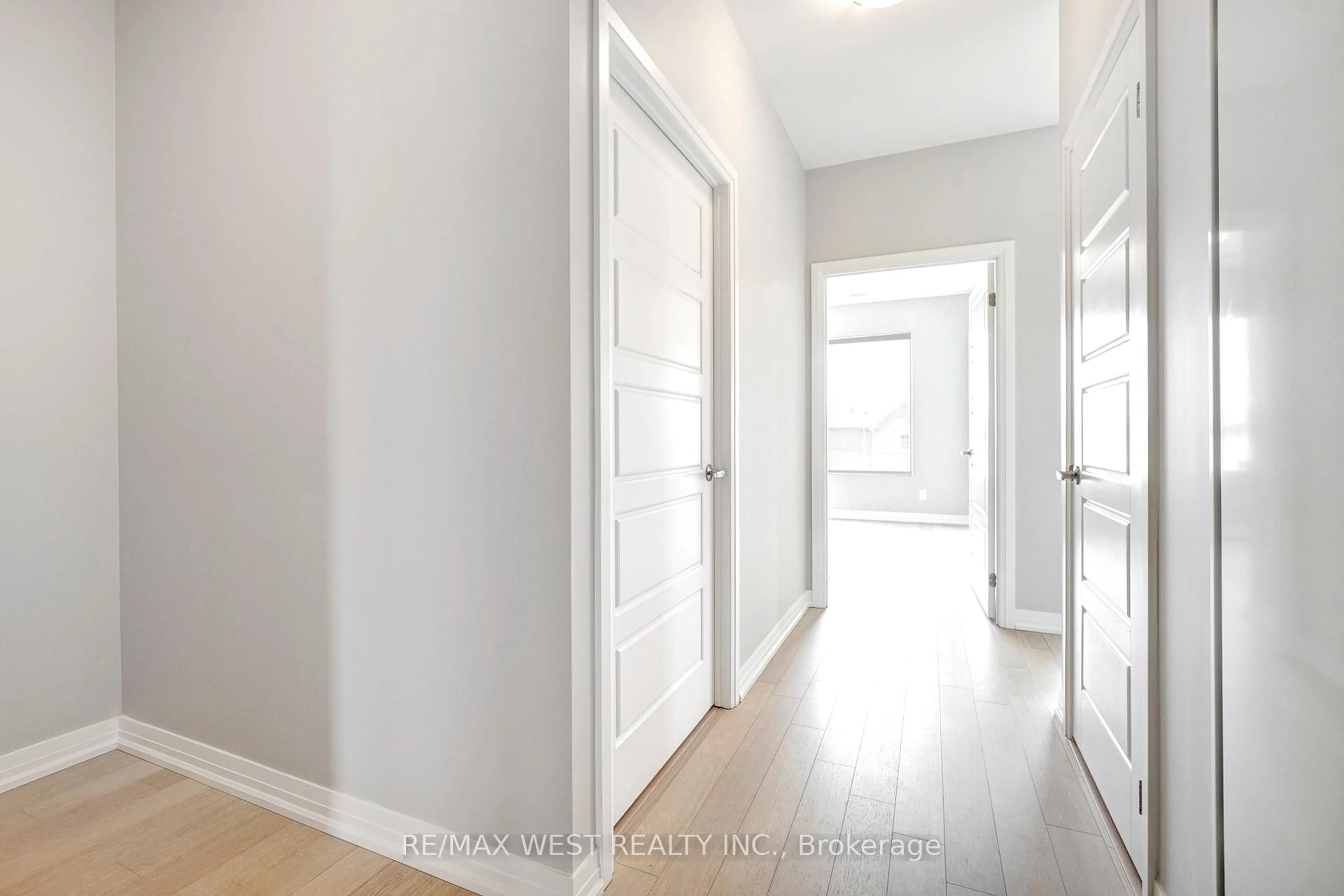 Indoor entryway for 3285 Carding Mill Tr #302, Oakville Ontario L6M 1S1