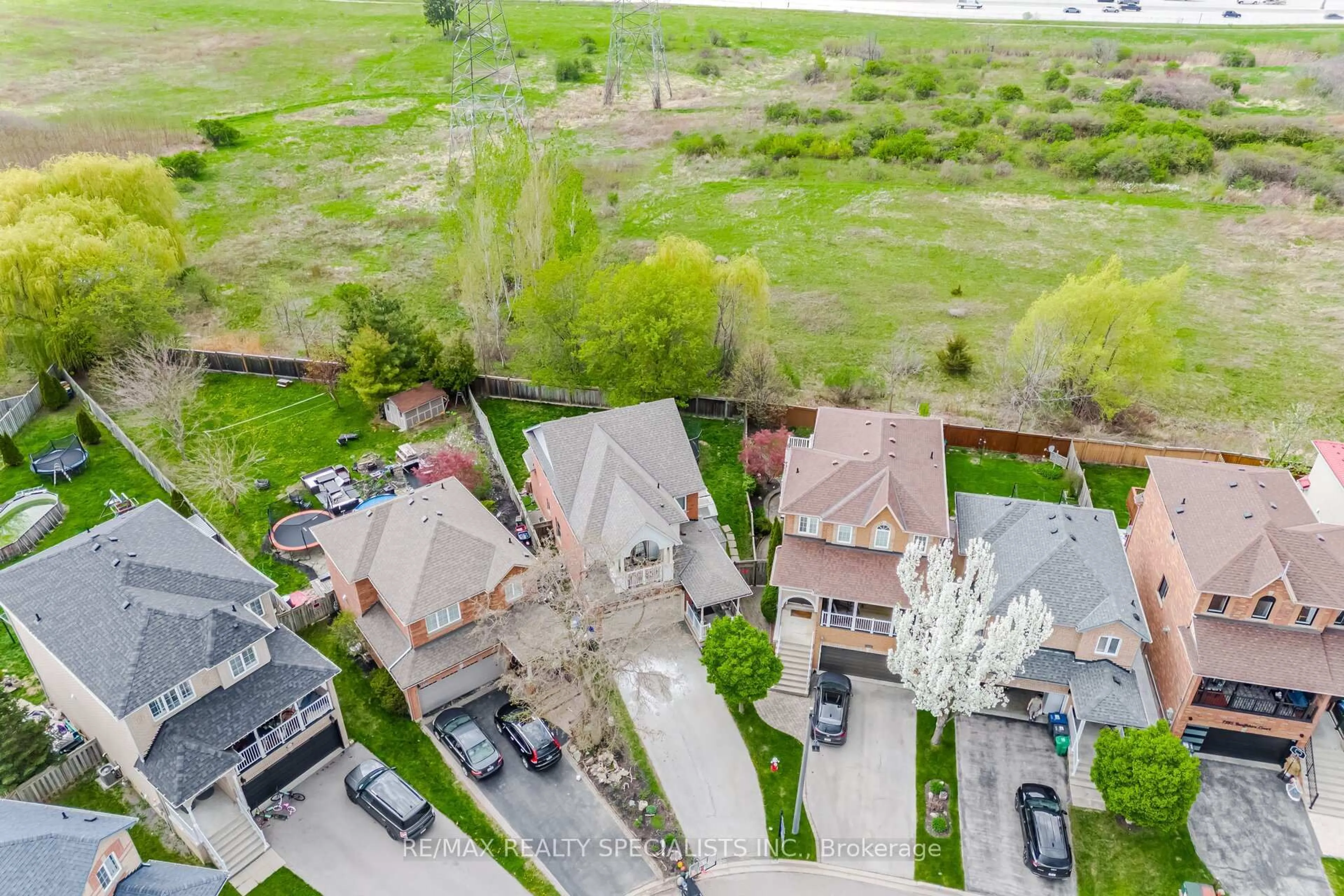 A pic from outside/outdoor area/front of a property/back of a property/a pic from drone, street for 7405 Banffshire Crt, Mississauga Ontario L5N 7Z9